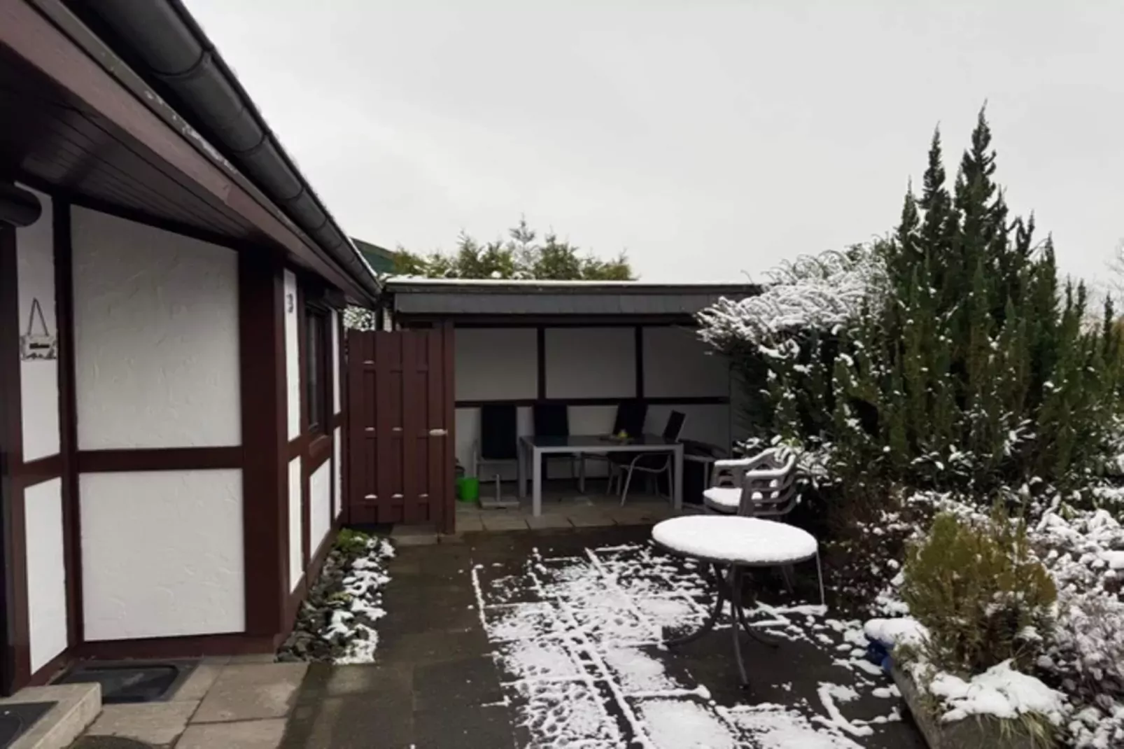 Vakantiehuis aan het Hennermeer met terras-Exterieur winter