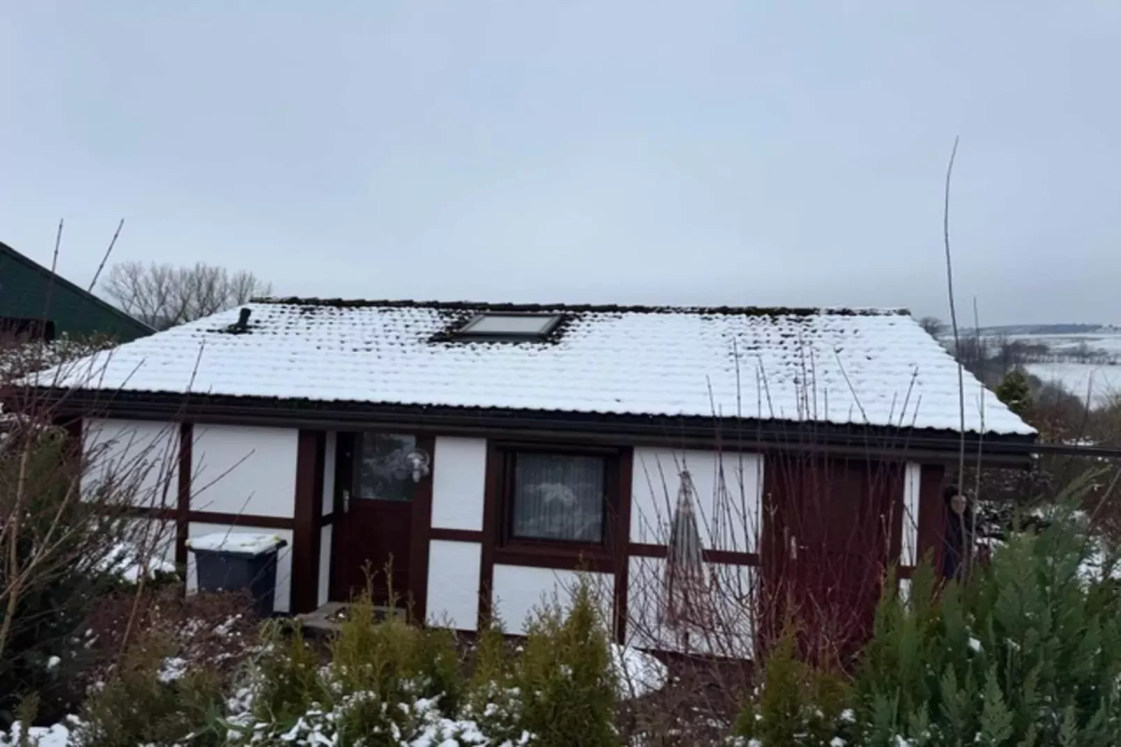 Vakantiehuis aan het Hennermeer met terras-Exterieur winter