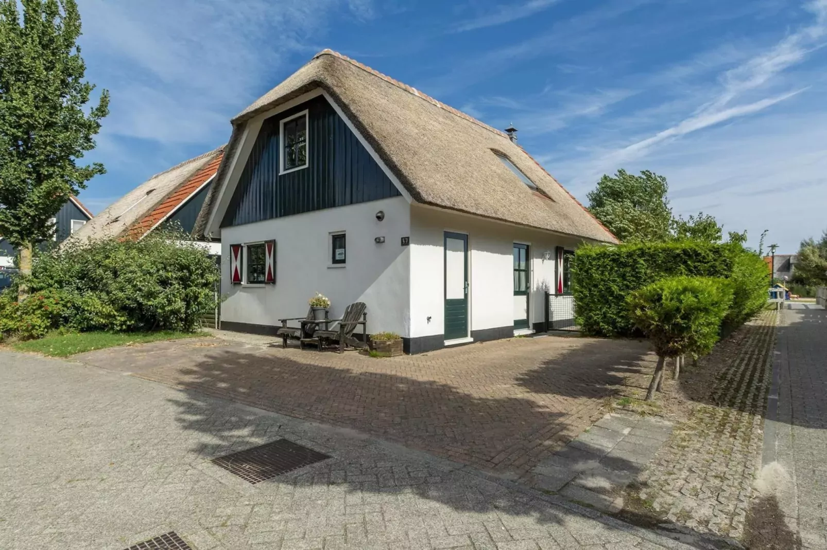 De Buitenplaats 37-Buitenkant zomer