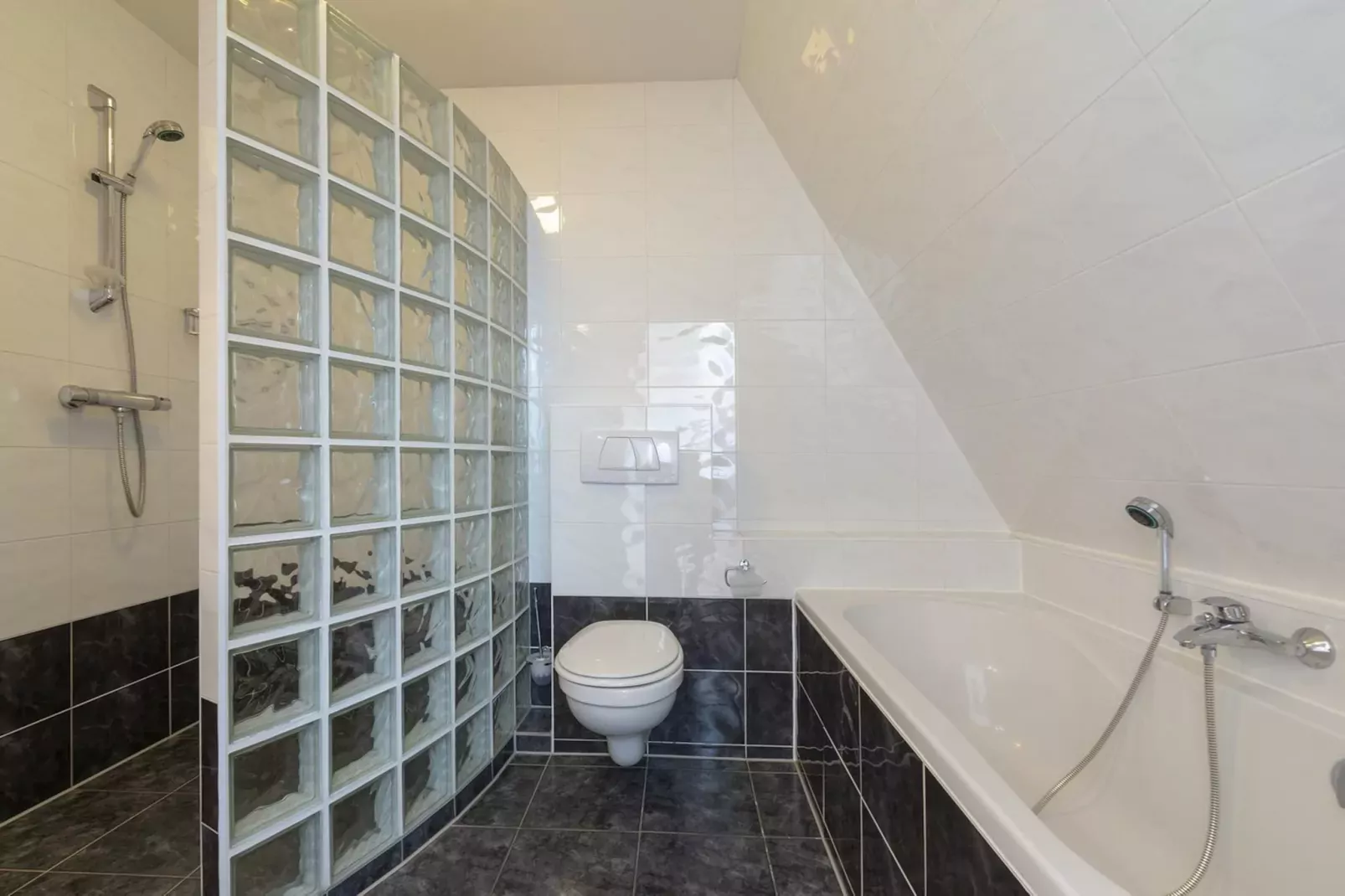 Dorpsplein 23E-Badkamer