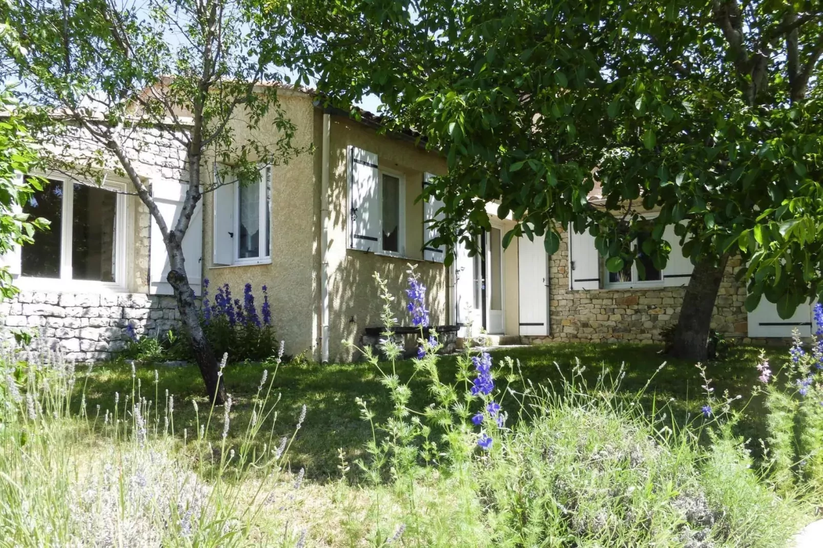 Doppelhaushälfte in Revest-du-Bion-Buitenkant zomer