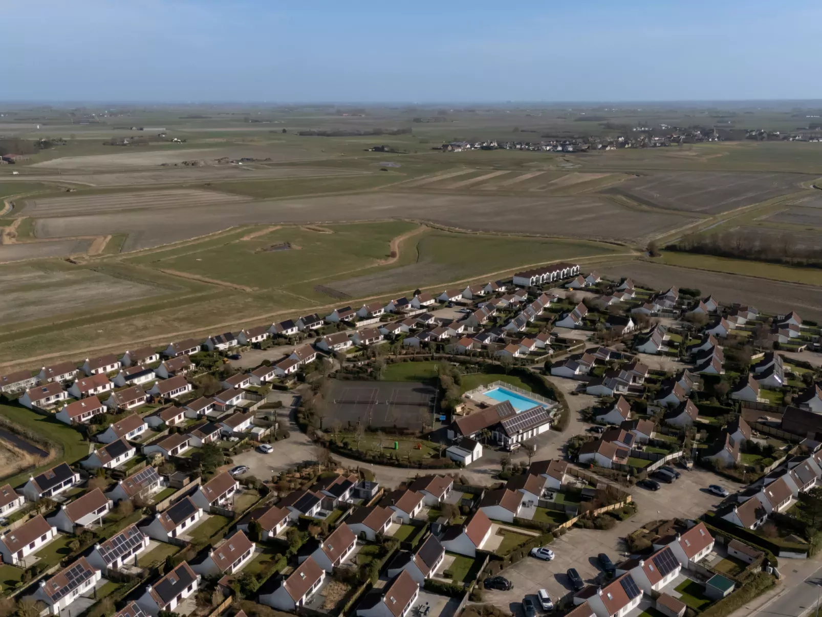 La Bella Vita parking and shared pool-Buiten