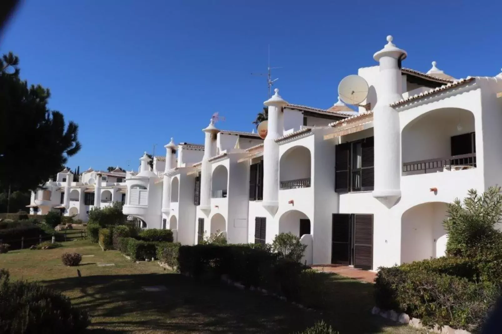 Reihenhaus in Armação de Pêra // Casa Ninho-Buitenkant zomer