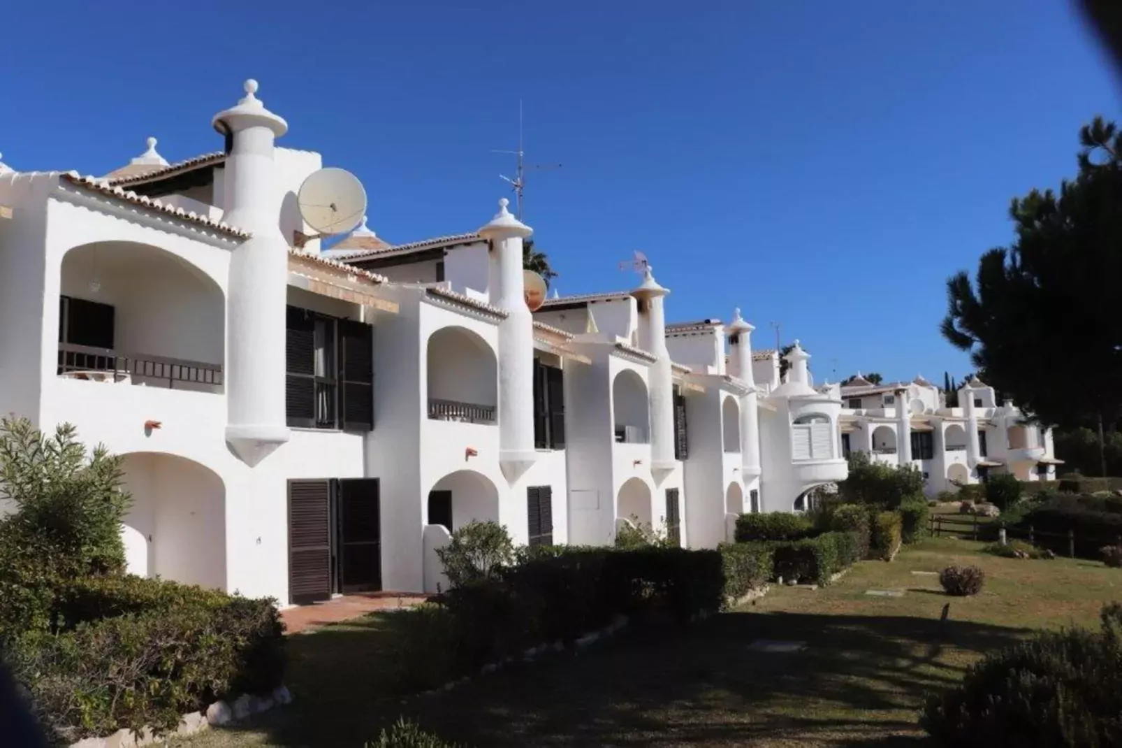 Reihenhaus in Armação de Pêra // Casa Ninho-Buitenkant zomer