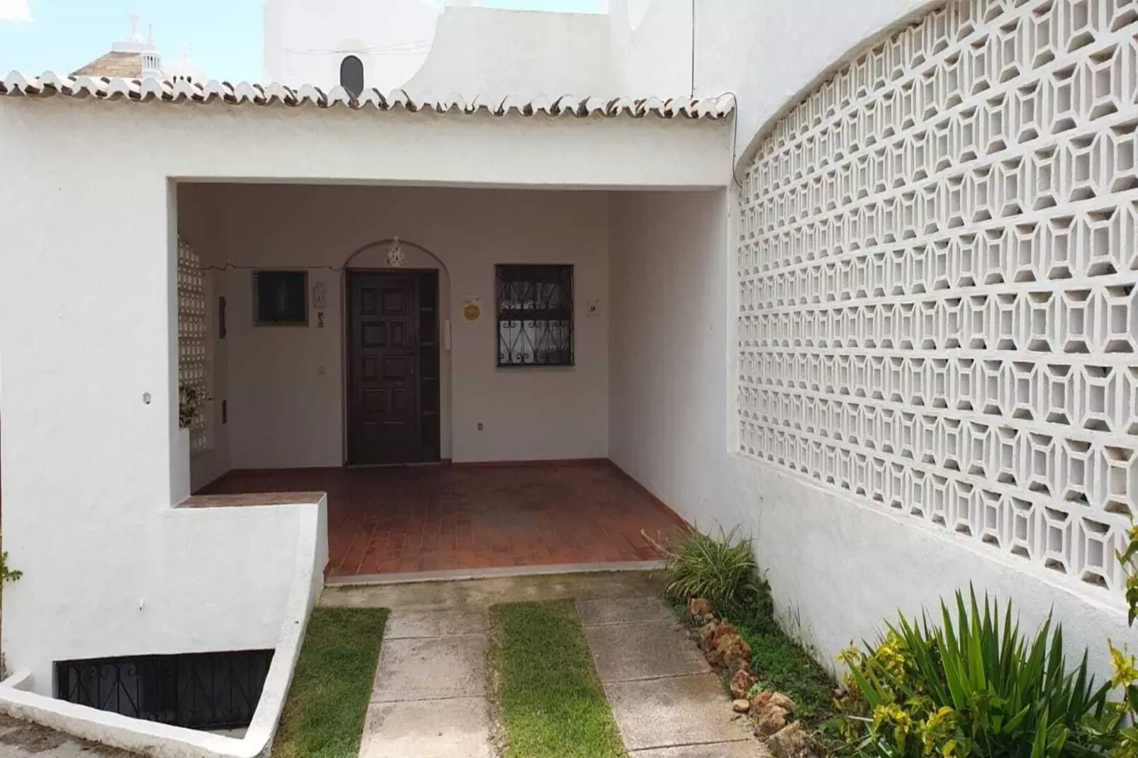 Reihenhaus in Armação de Pêra // Casa Ninho-Hal-ontvangst