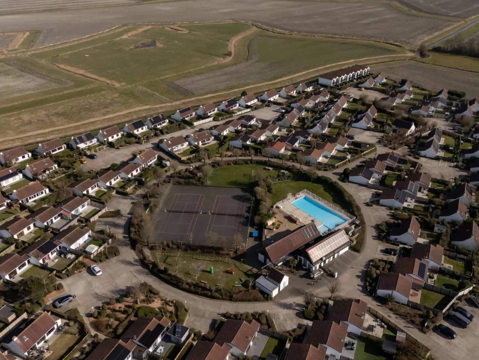 La Bella Vita parking and shared pool-Buiten