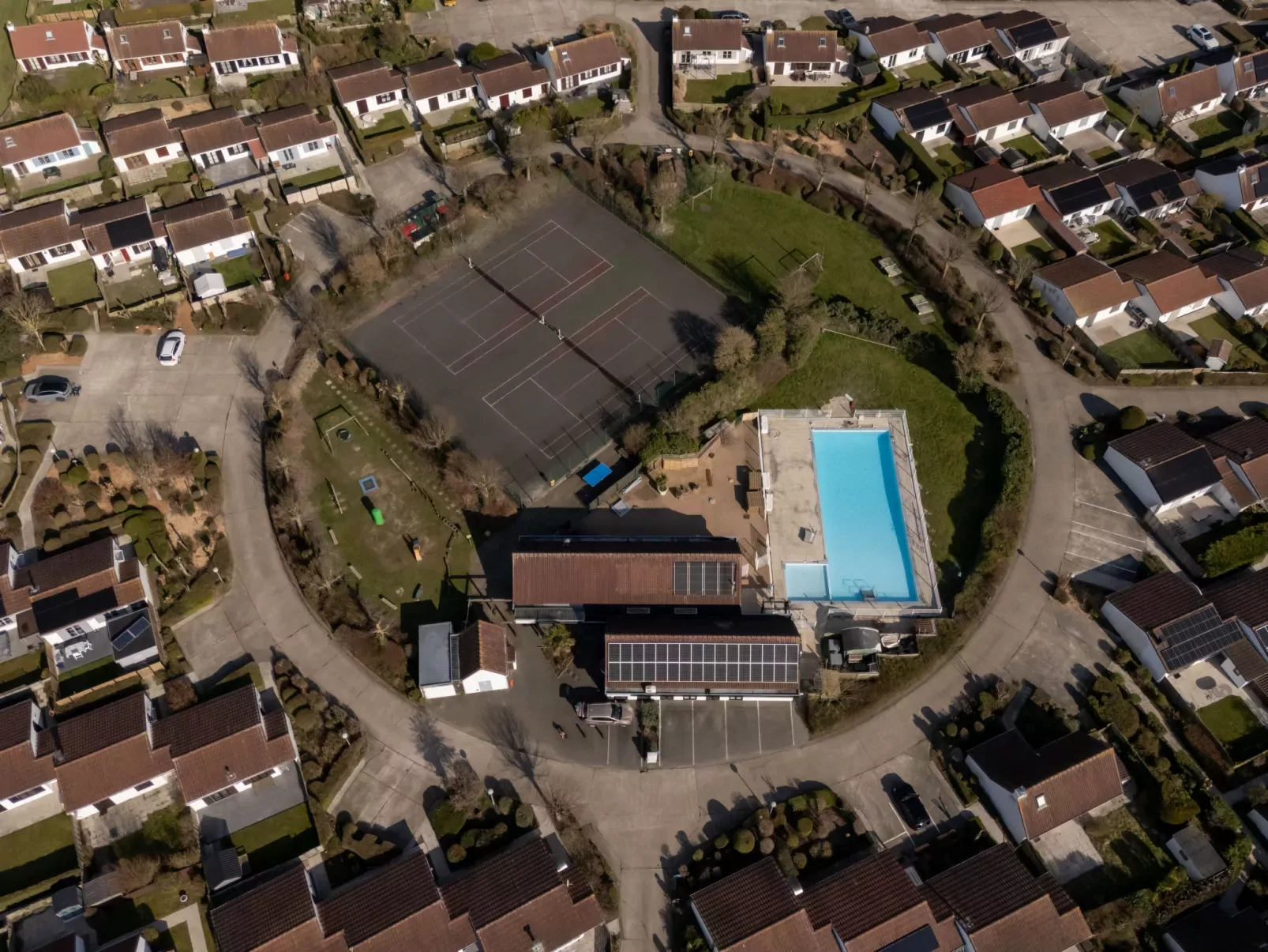 La Bella Vita parking and shared pool-Buiten
