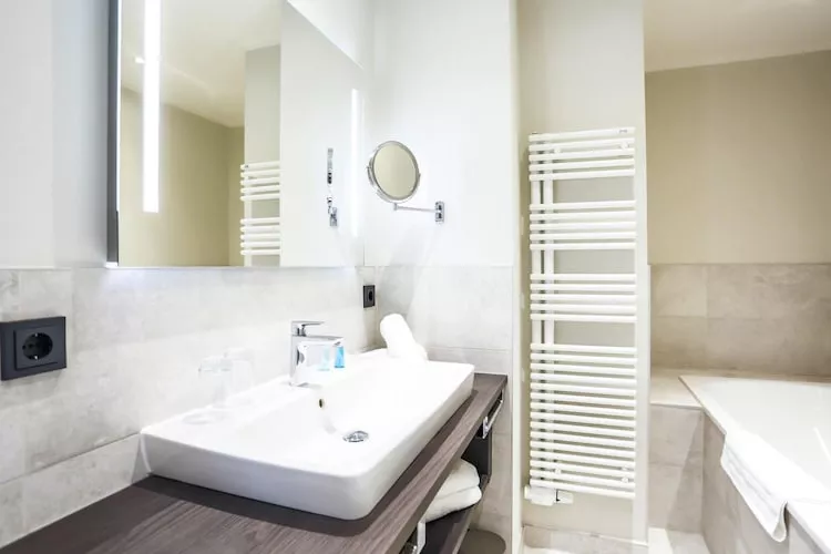 Apartments im MAREMÜRITZ Yachthafen Resort & Spa / Fortuna Suite Müritzblick 3 Personen-Badkamer