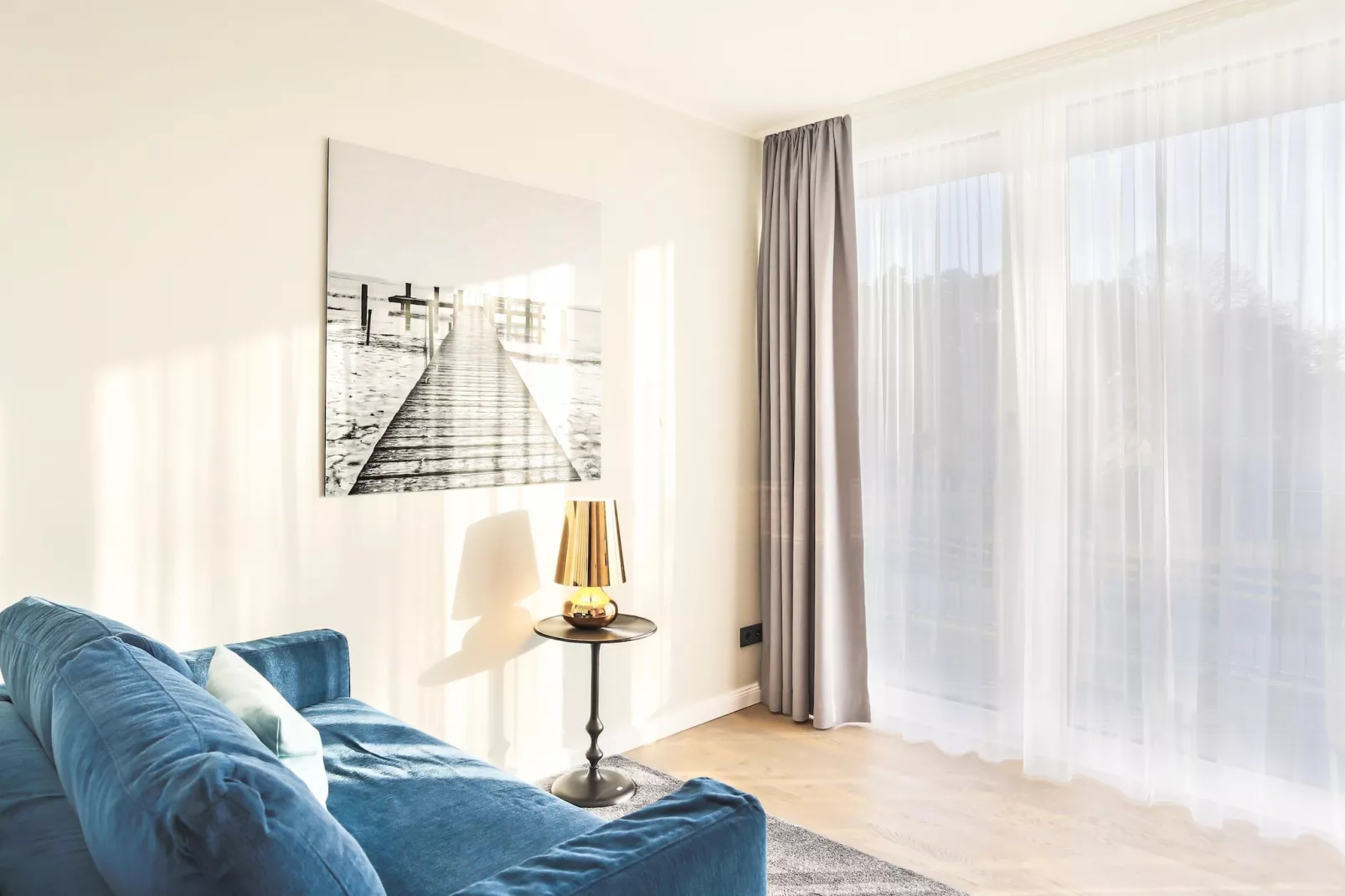 Apartments im MAREMÜRITZ Yachthafen Resort & Spa / Fortuna Suite Landseite 3 Personen-Woonkamer
