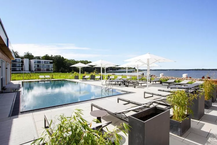 Apartments im MAREMÜRITZ Yachthafen Resort & Spa / Fortuna Suite Landseite 2 Personen und 1 Kind 3-15 Jahre-Zwembad
