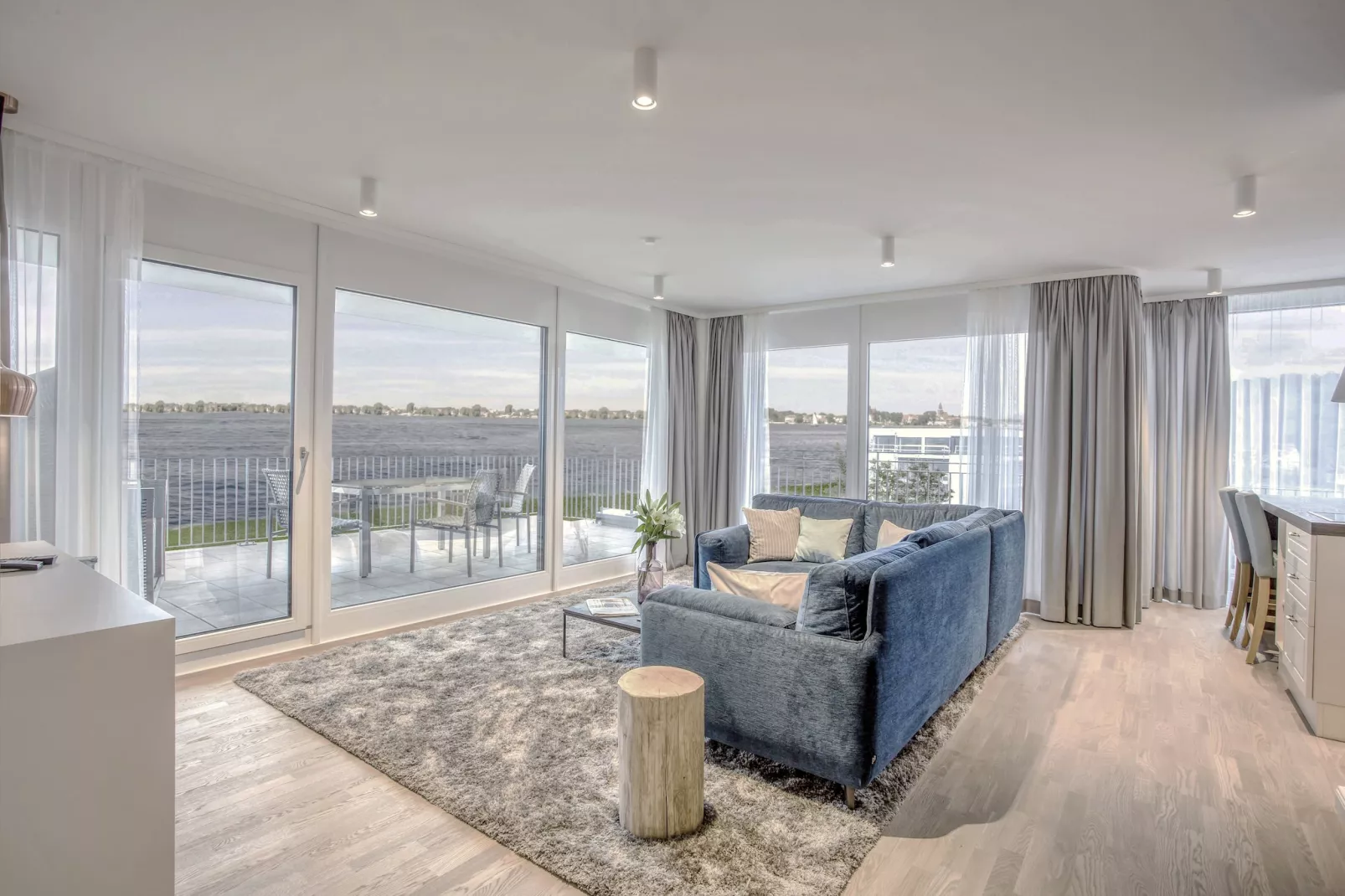 Apartments im MAREMÜRITZ Yachthafen Resort & Spa / Anker Penthouse Suite 2 Personen und 2 Kinder 3-15 Jahre-Woonkamer