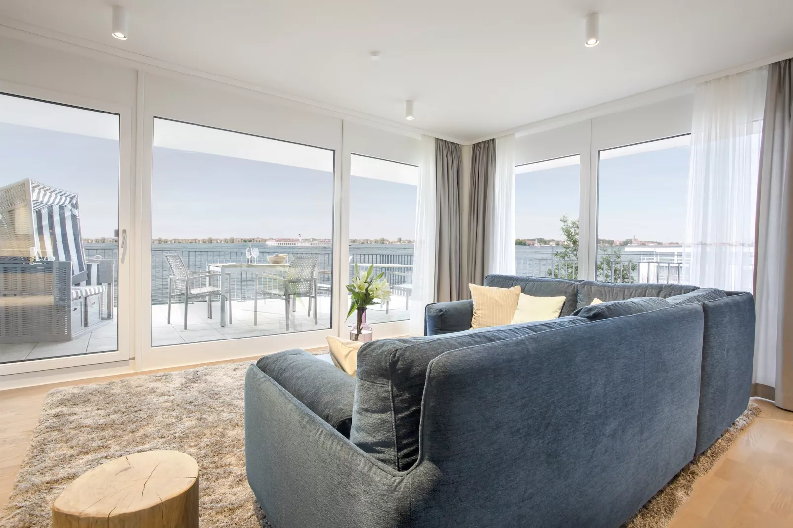 Apartments im MAREMÜRITZ Yachthafen Resort & Spa / Anker Penthouse Suite 2 Personen und 2 Kinder 3-15 Jahre-Woonkamer