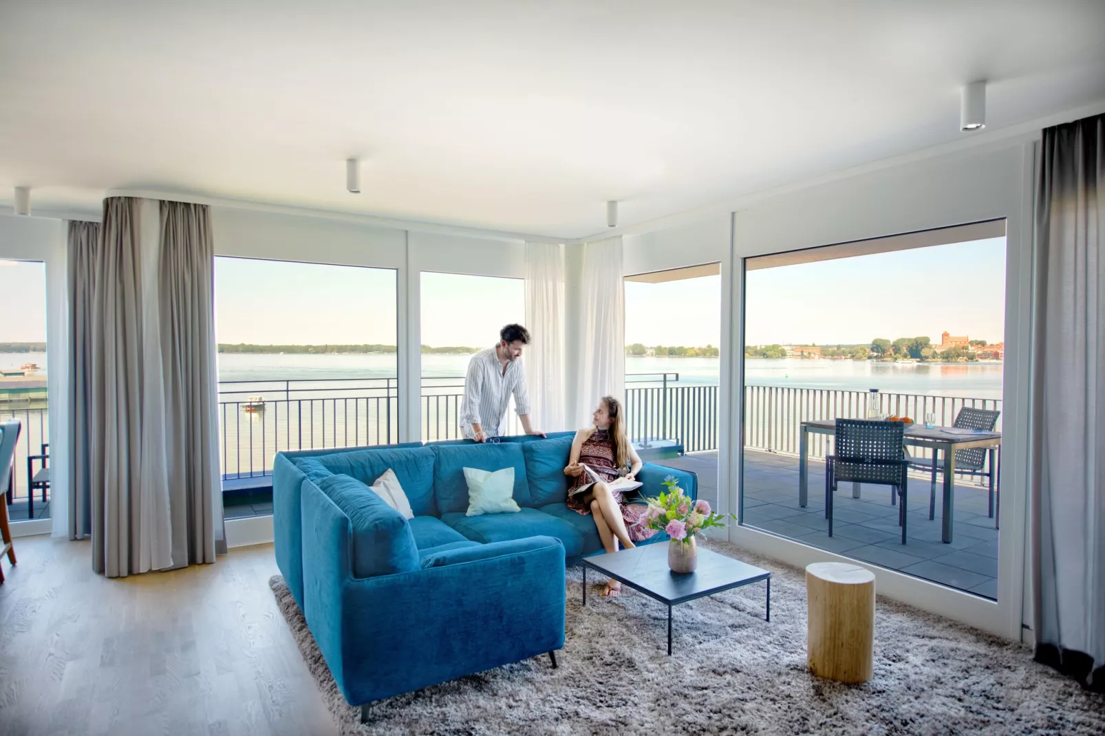 Apartments im MAREMÜRITZ Yachthafen Resort & Spa / Anker Penthouse Suite 2 Personen und 2 Kinder 3-15 Jahre-Woonkamer