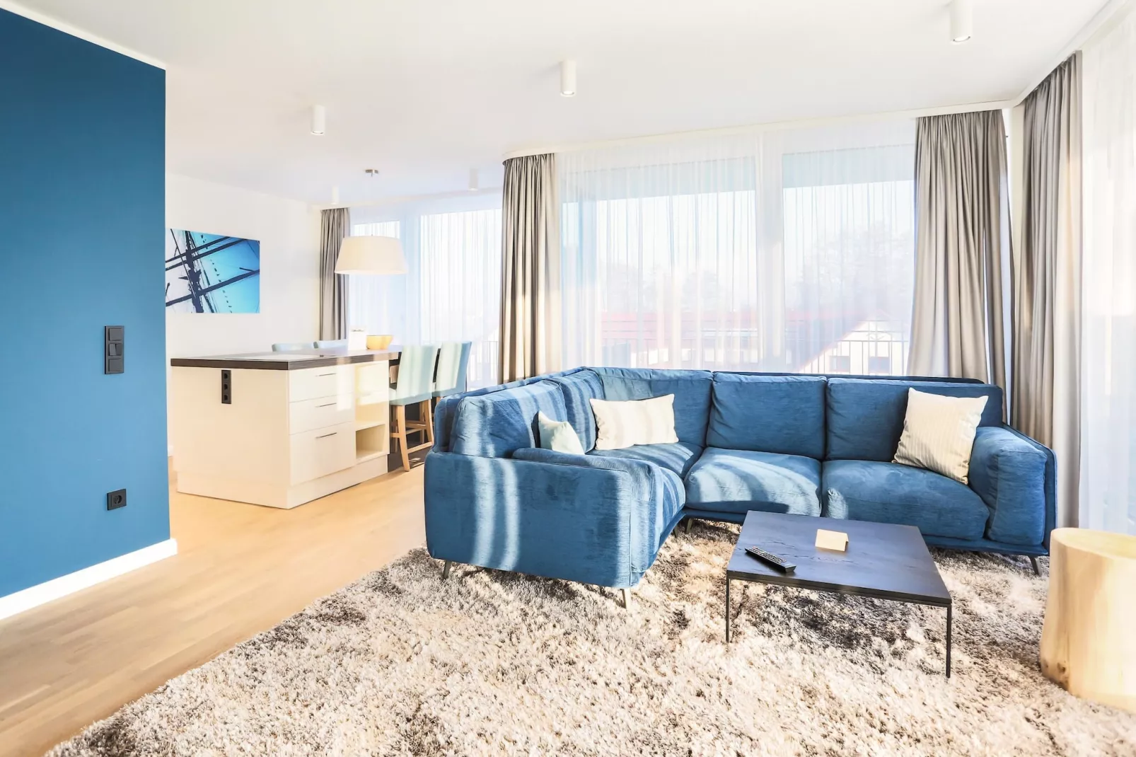 Apartments im MAREMÜRITZ Yachthafen Resort & Spa / Anker Penthouse Suite 2 Personen und 2 Kinder 3-15 Jahre-Woonkamer