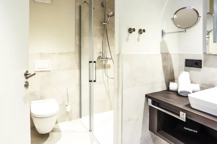 Apartments im MAREMÜRITZ Yachthafen Resort & Spa / Anker Penthouse Suite 2 Personen und 2 Kinder 3-15 Jahre-Badkamer
