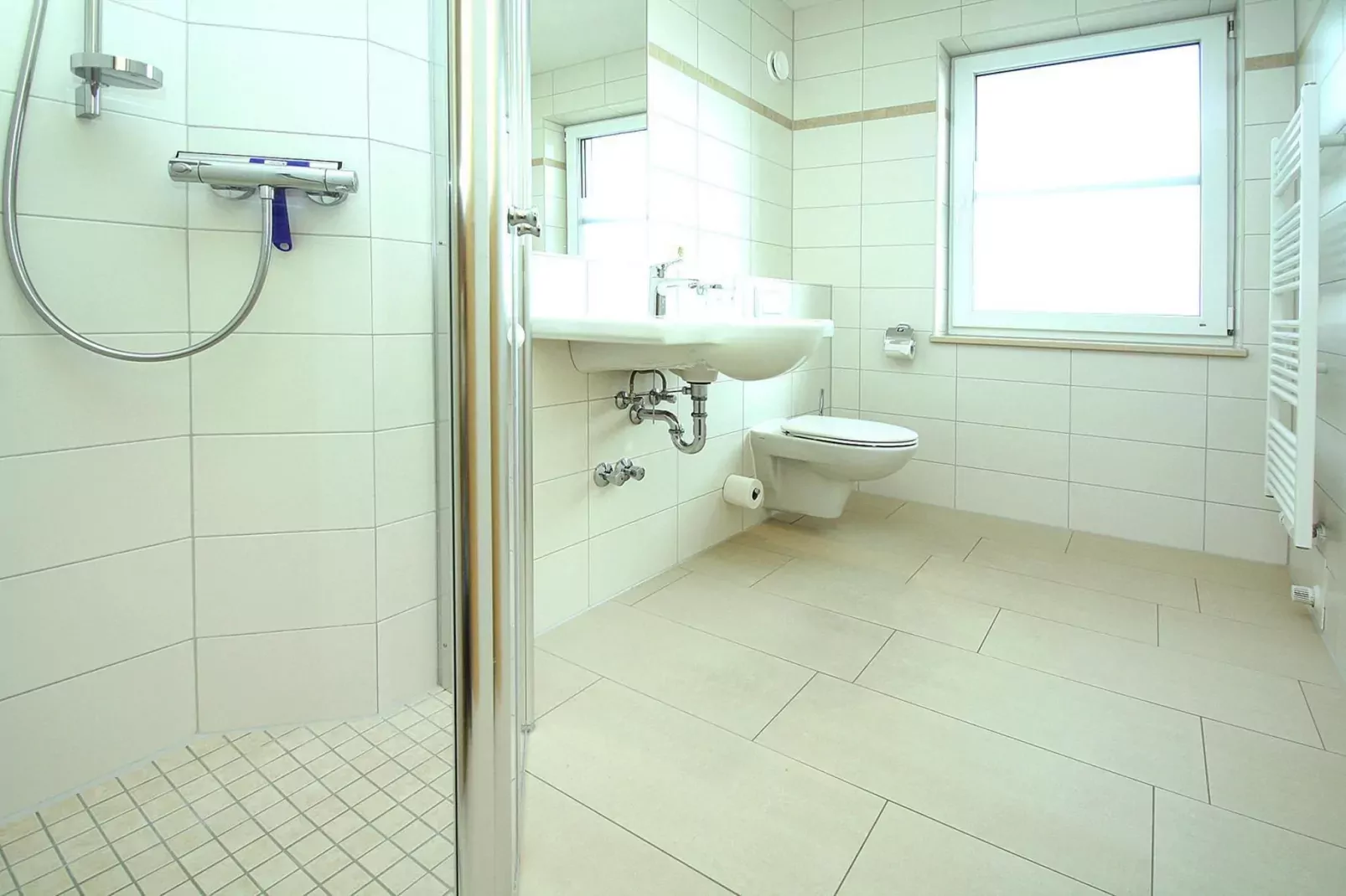 Appartementhaus Leuchtturm / Fewo OG 72 qm-Badkamer