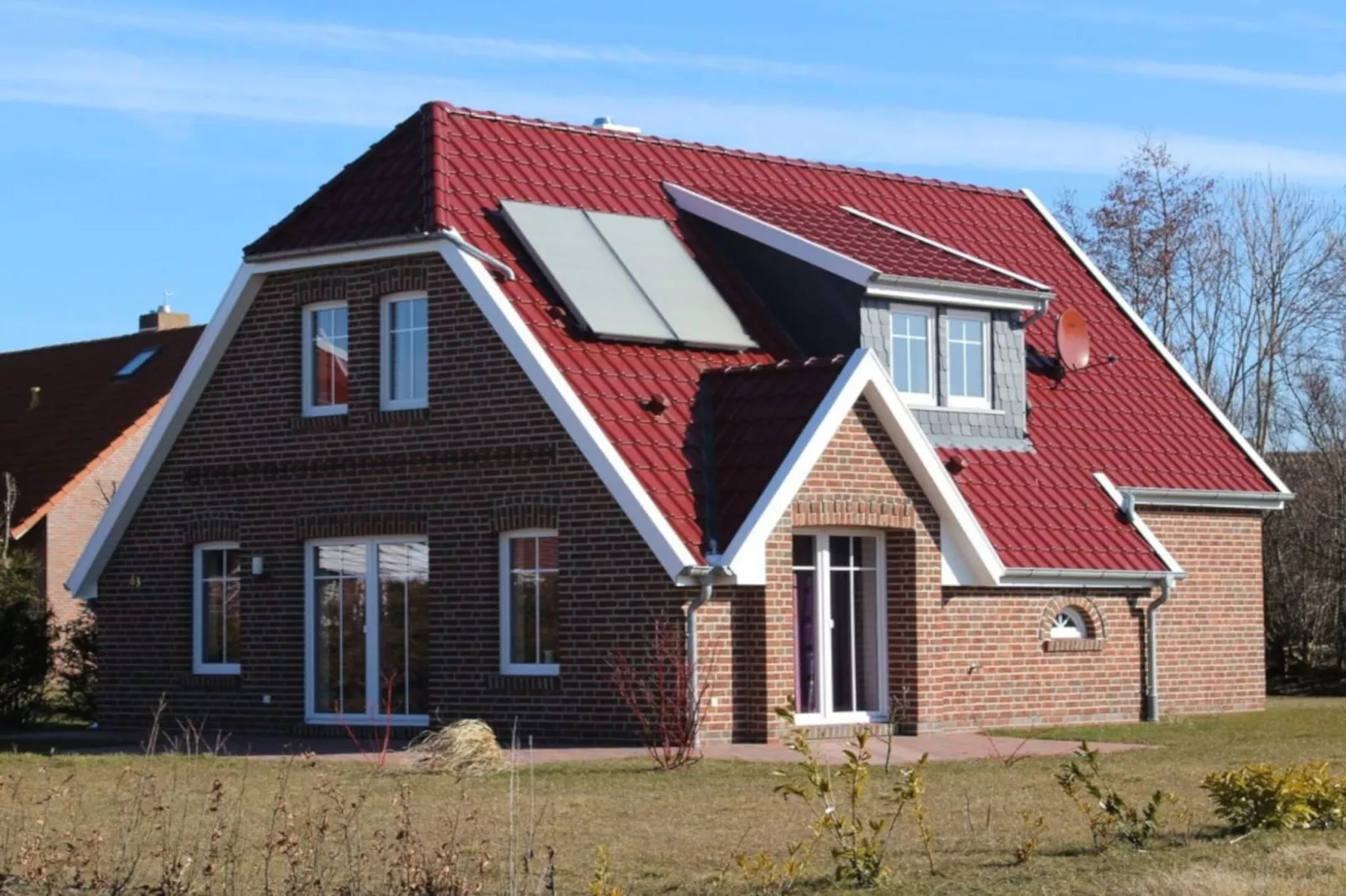 Großes Ferienhaus in einer Feriensiedlung-Buitenkant zomer