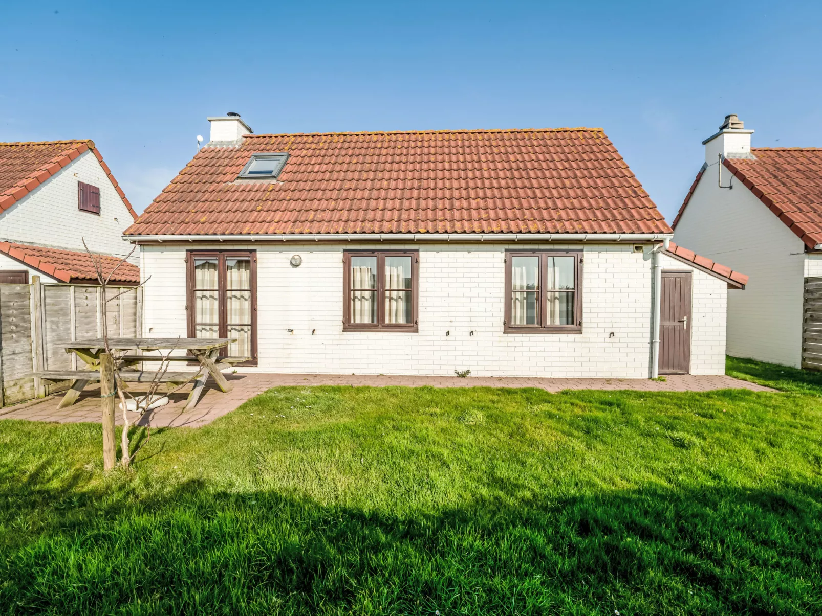 Fabiola with parking & garden-Buiten