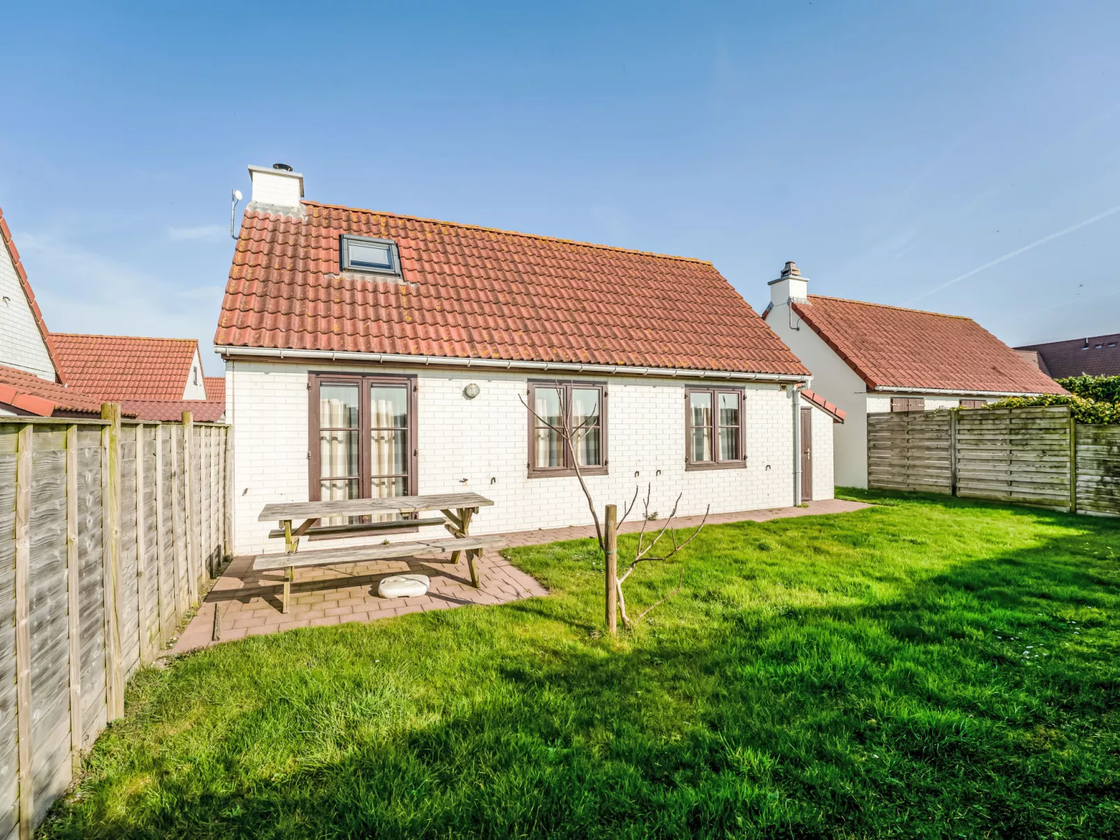 Fabiola with parking & garden-Buiten