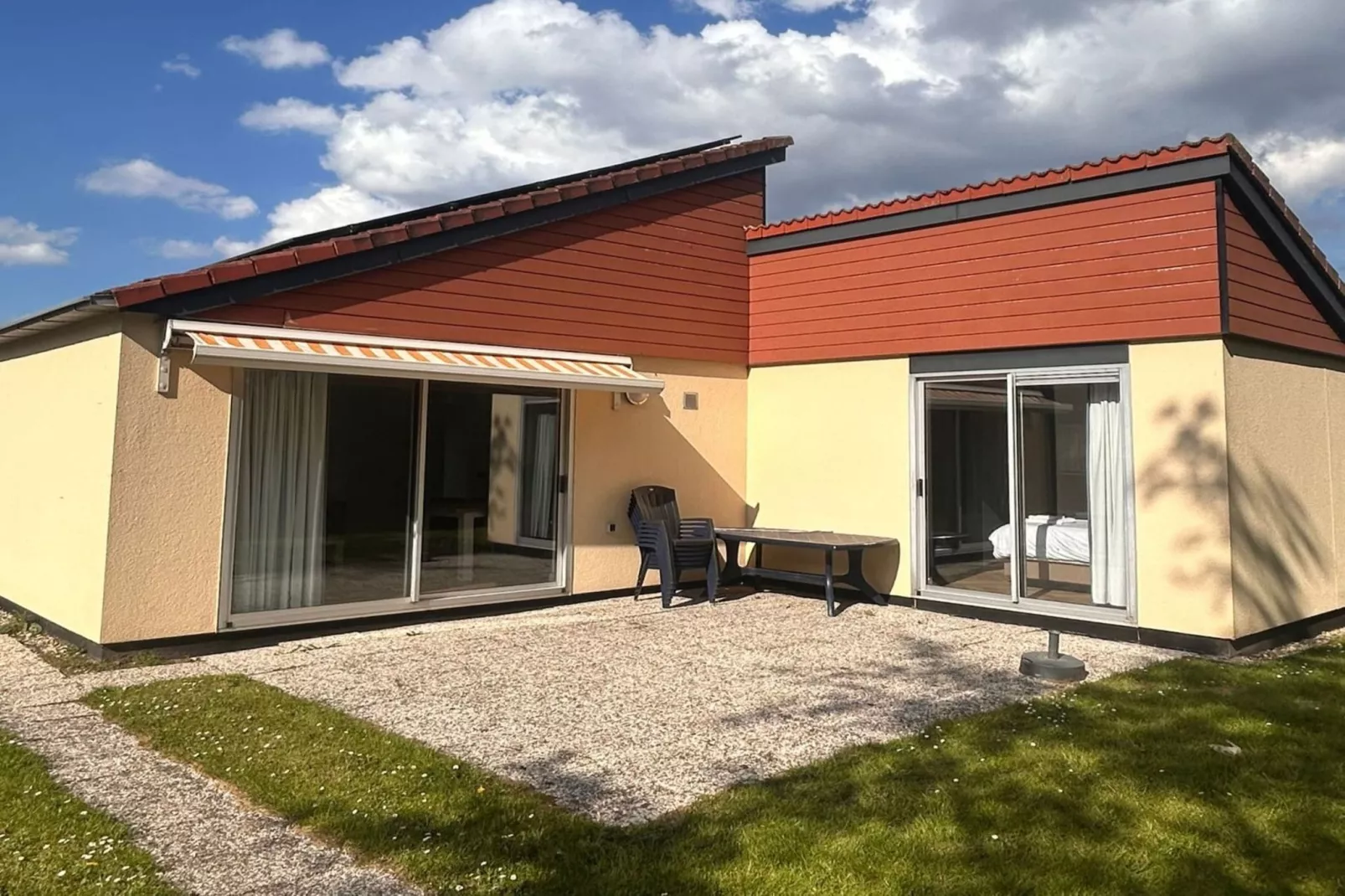 Gelijkvloerse vakantiewoning 6p huisje 17-Buitenkant zomer
