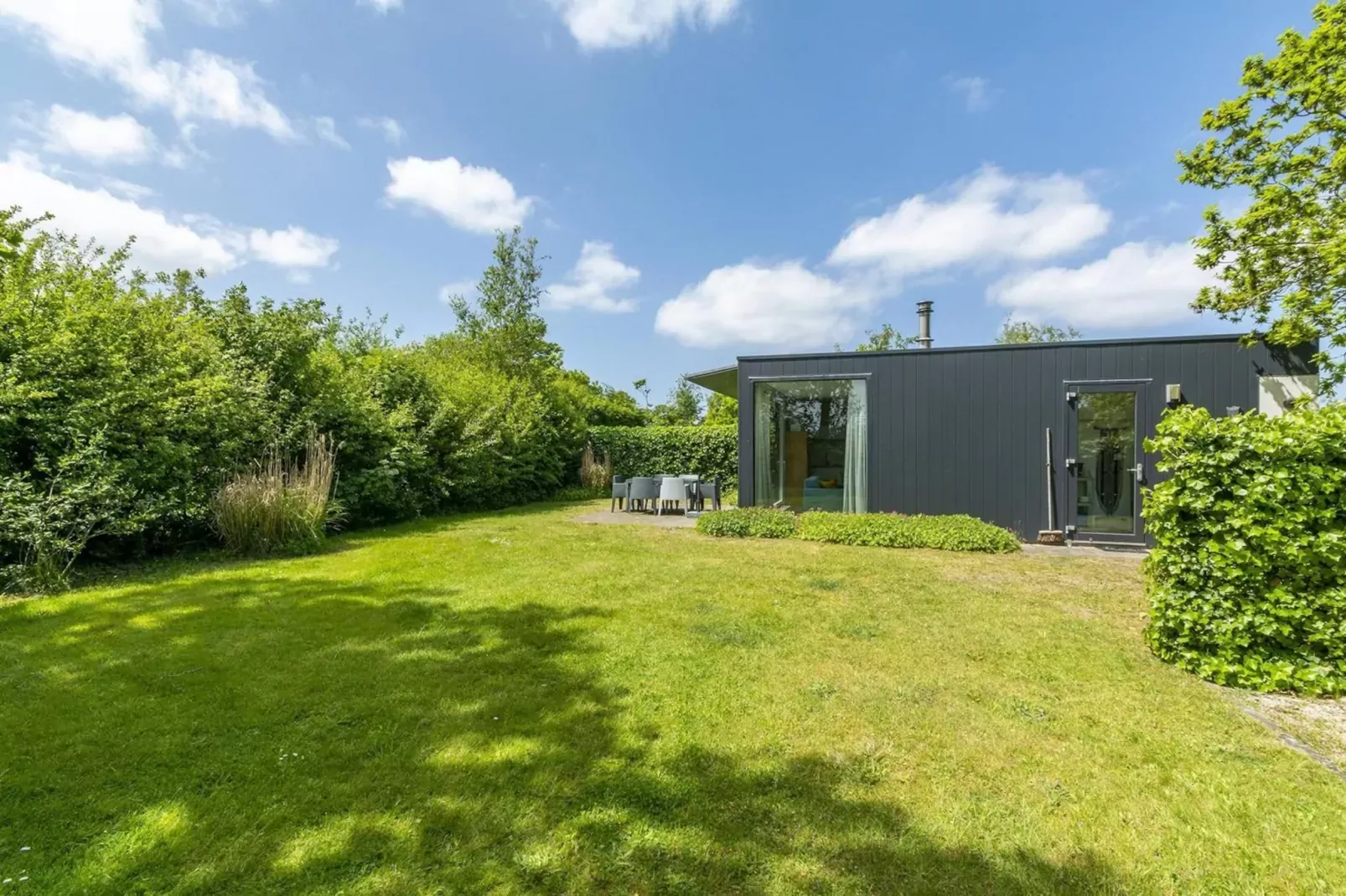 Strandhuis Uitwaayer-Tuinen zomer