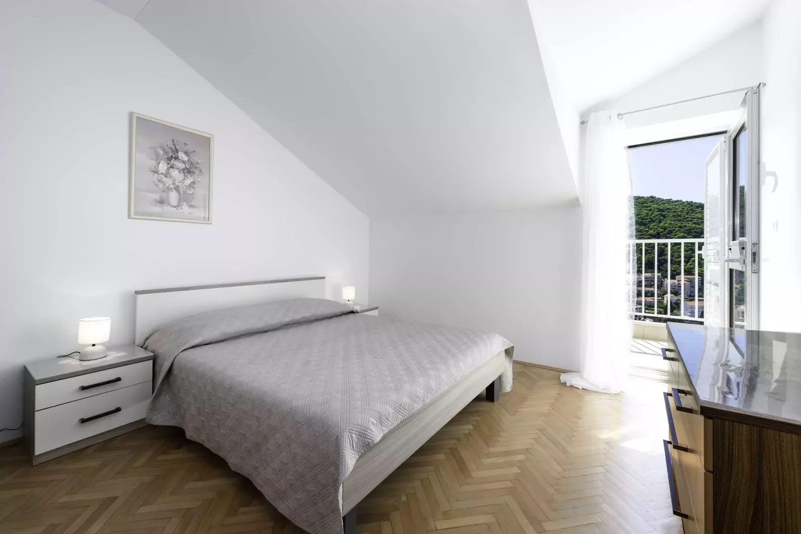 Green Hills Apartment - One Bedroom Apartment with Balcony and Sea View-Slaapkamer