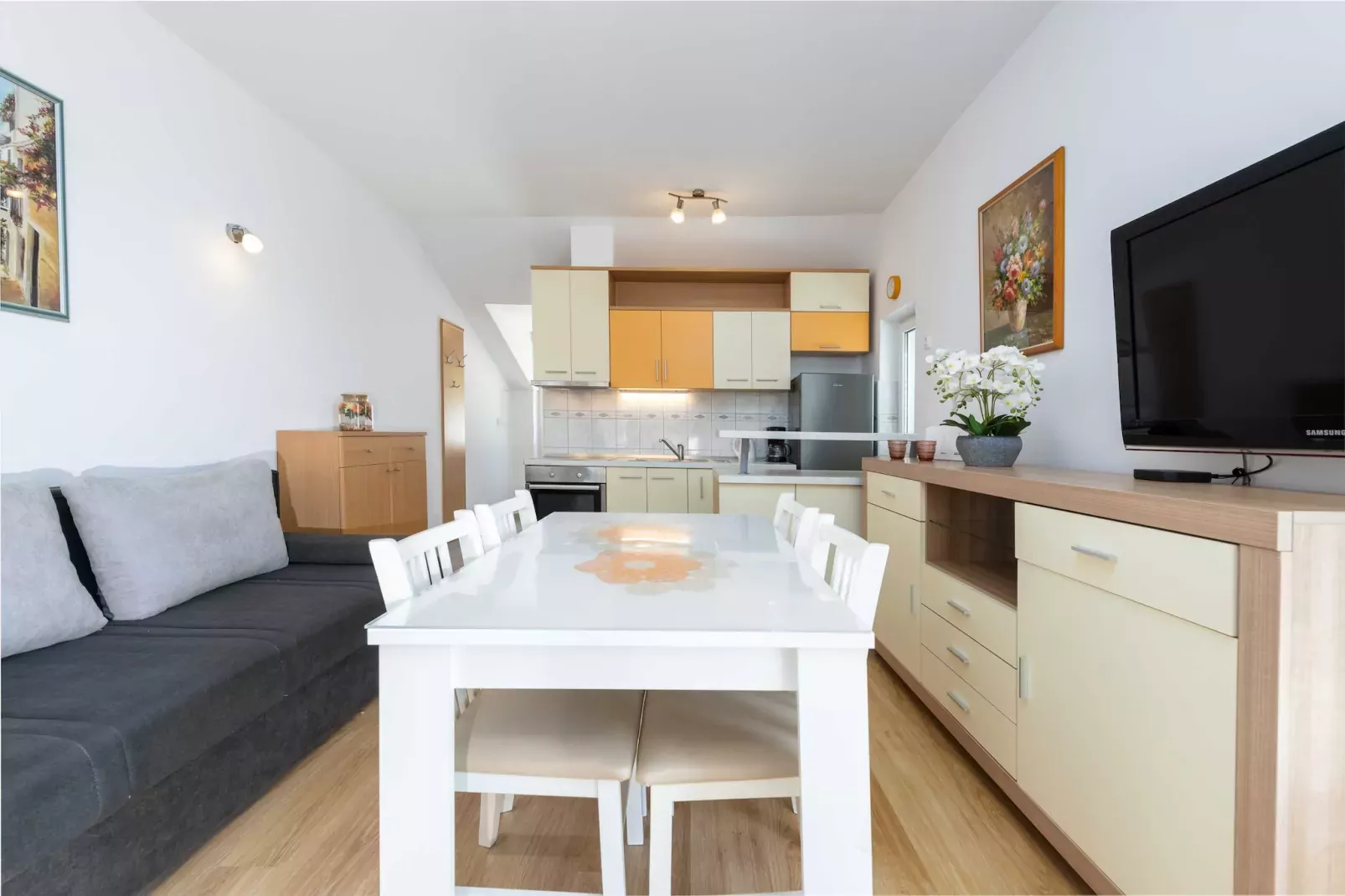 Green Hills Apartment - One Bedroom Apartment with Balcony and Sea View-Eetkamer