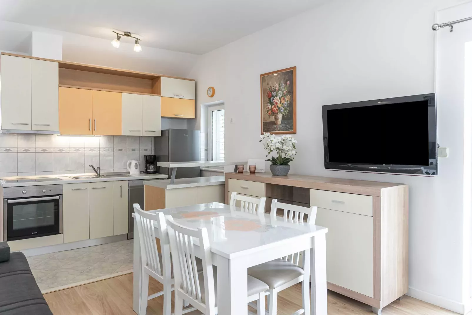 Green Hills Apartment - One Bedroom Apartment with Balcony and Sea View-Keuken