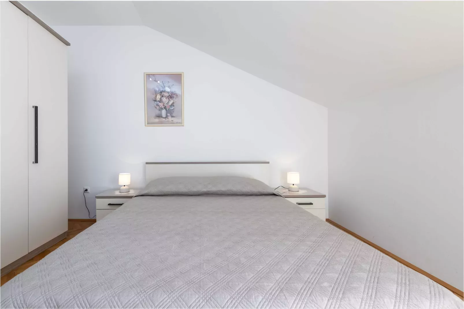 Green Hills Apartment - One Bedroom Apartment with Balcony and Sea View-Slaapkamer