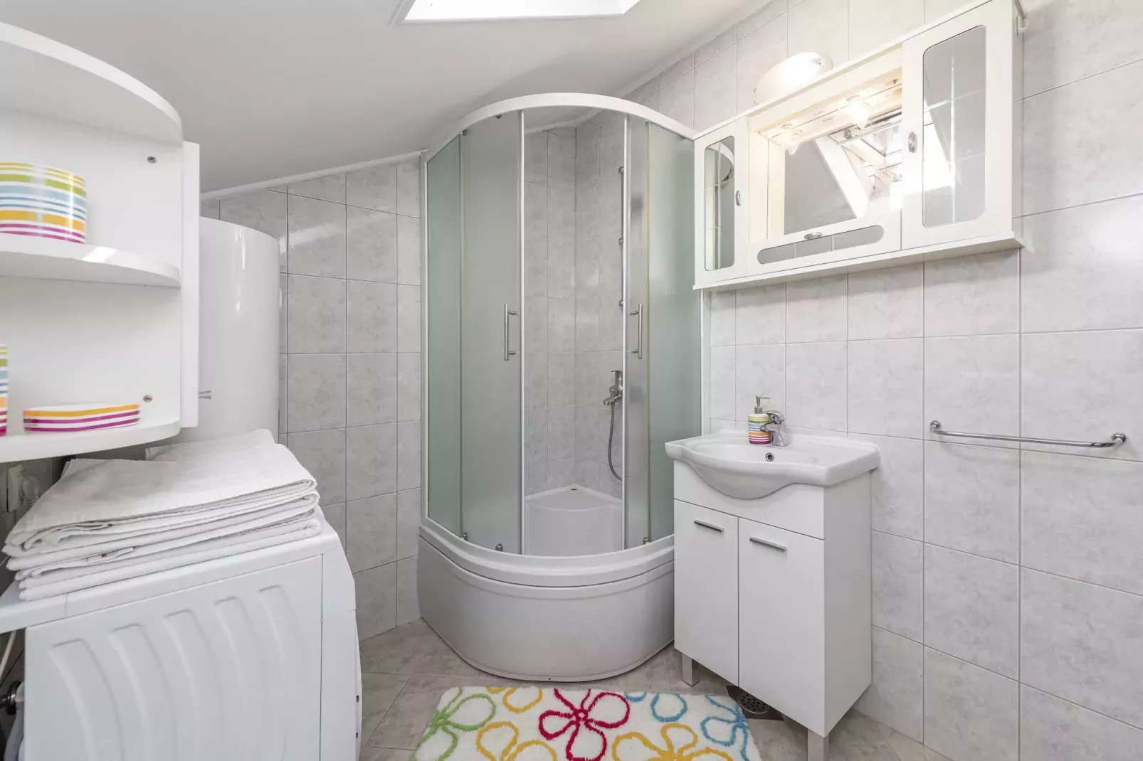 Green Hills Apartment - One Bedroom Apartment with Balcony and Sea View-Badkamer