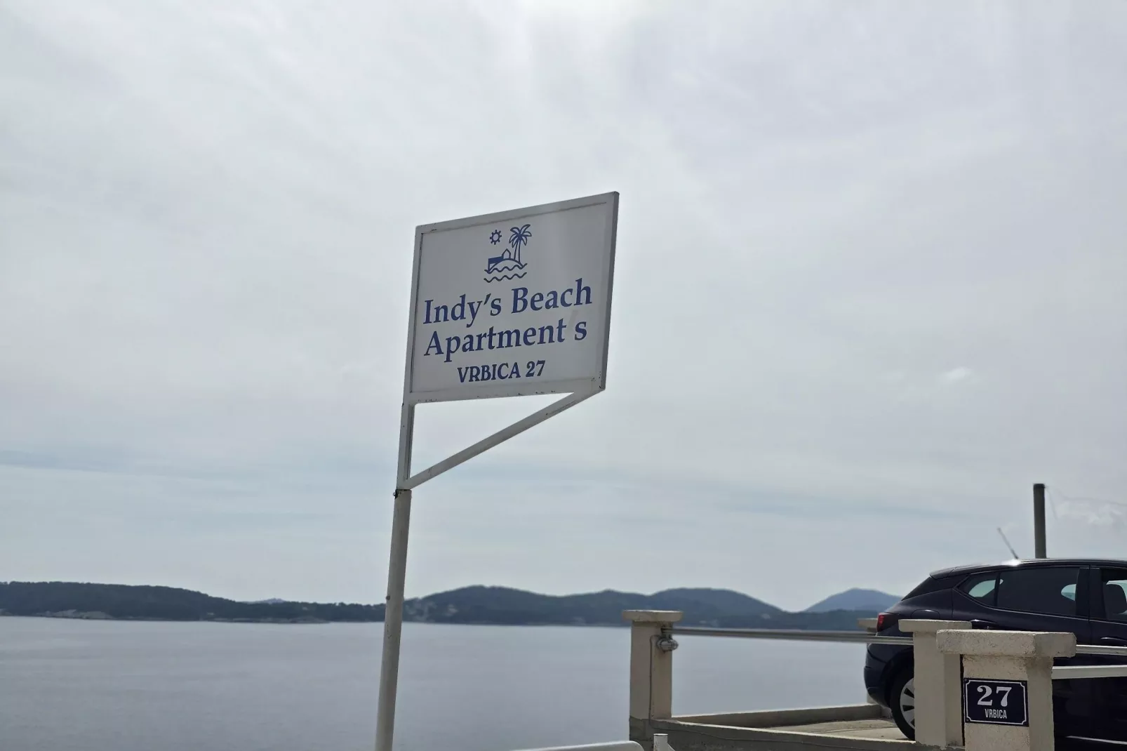 Indy's Beach Apartments- Studio Apartment with Patio and Sea View-Parkeerplaats