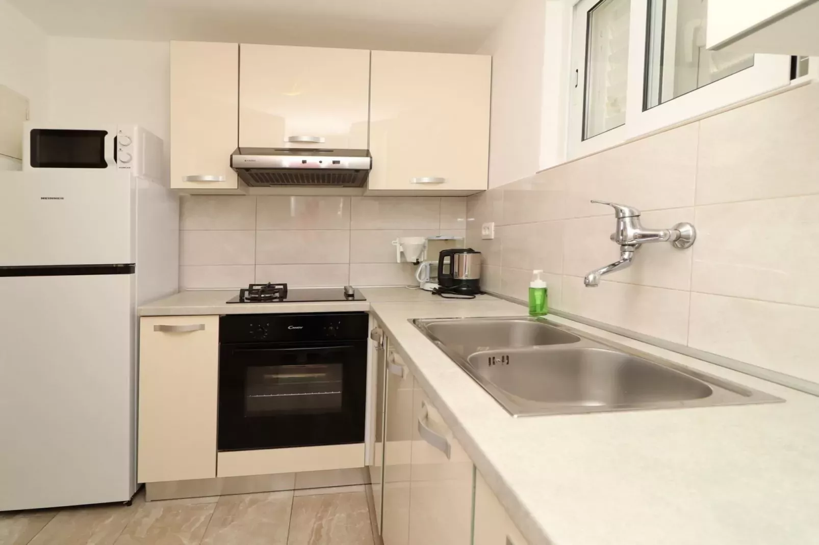 Holiday Home Neda-Three Bedroom Holiday Home with Terrace and Sea View-Keuken