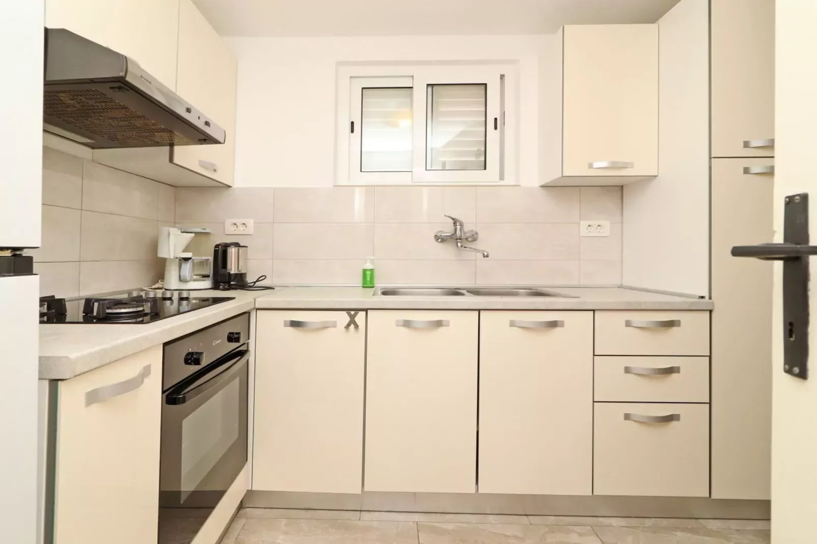 Holiday Home Neda-Three Bedroom Holiday Home with Terrace and Sea View-Keuken