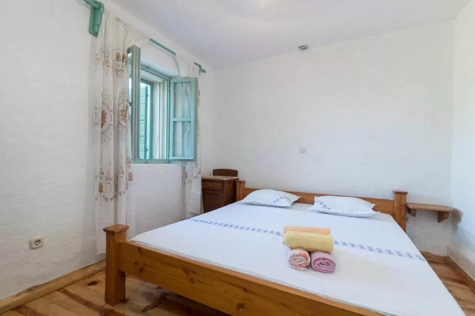 Lavender Cottage-Two Bedroom  Holiday Cottage  with Terrace-Slaapkamer