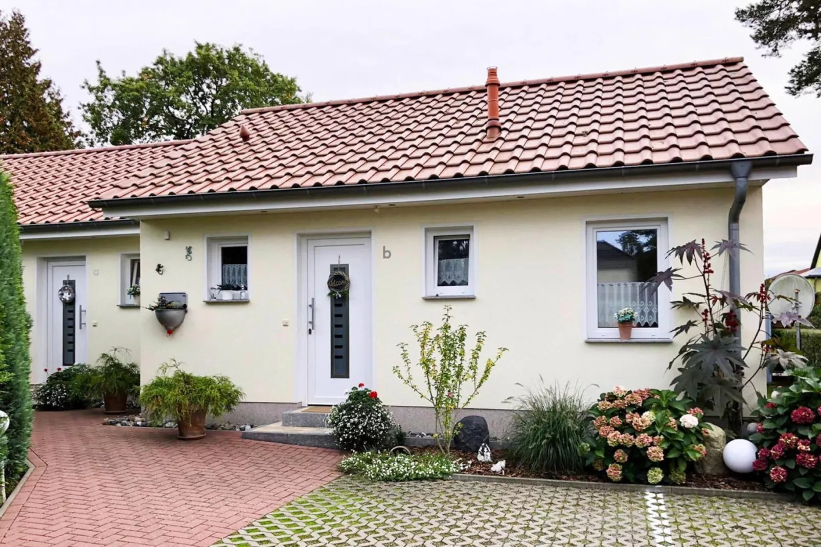 Doppelhaushälfte rechts-Buitenkant zomer