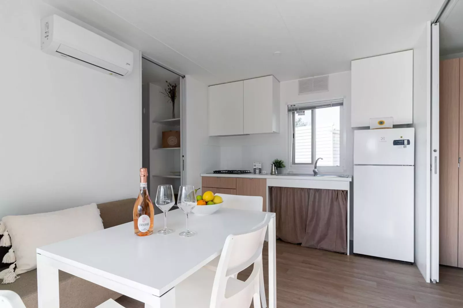 Rimini Family Village Viserba Rimini - Lodge Deluxe 4 plus 1 pax-Eetkamer