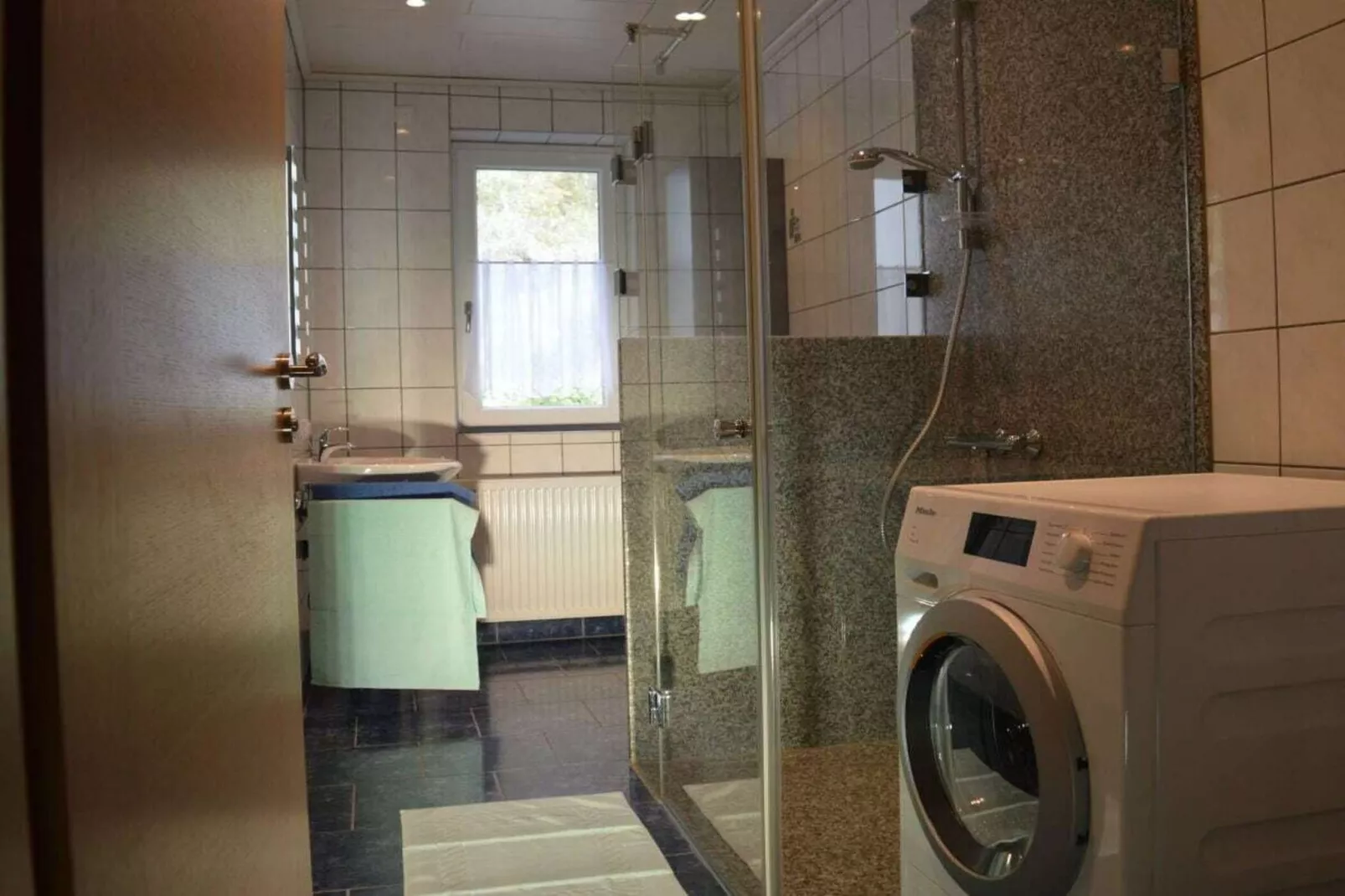 275208-Badkamer