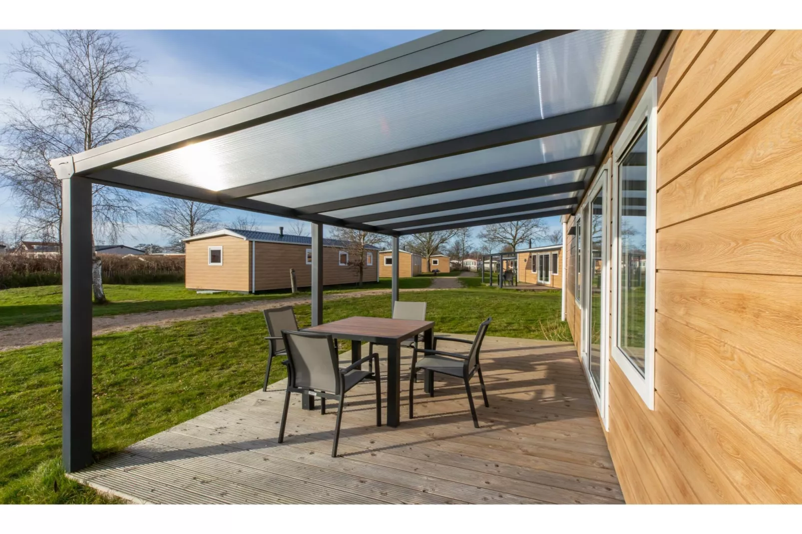 Chalet - Camping de Duinhoeve 'Bosdier'-Buitenkant zomer