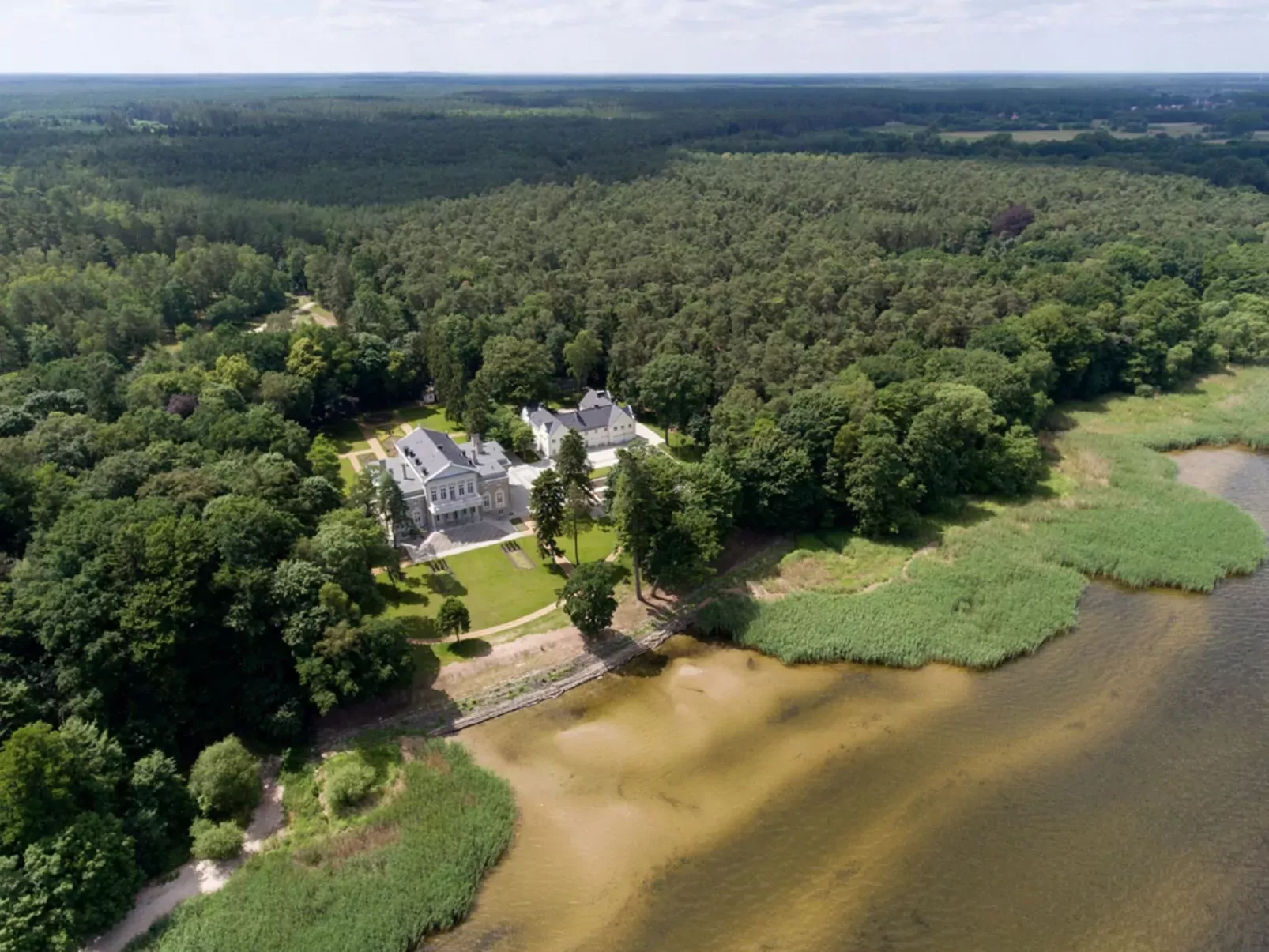 Manowce Palace-Buiten