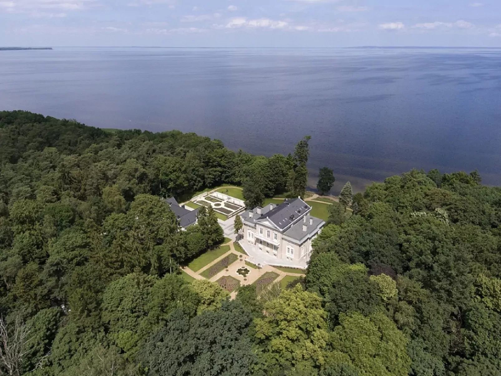 Manowce Palace-Buiten