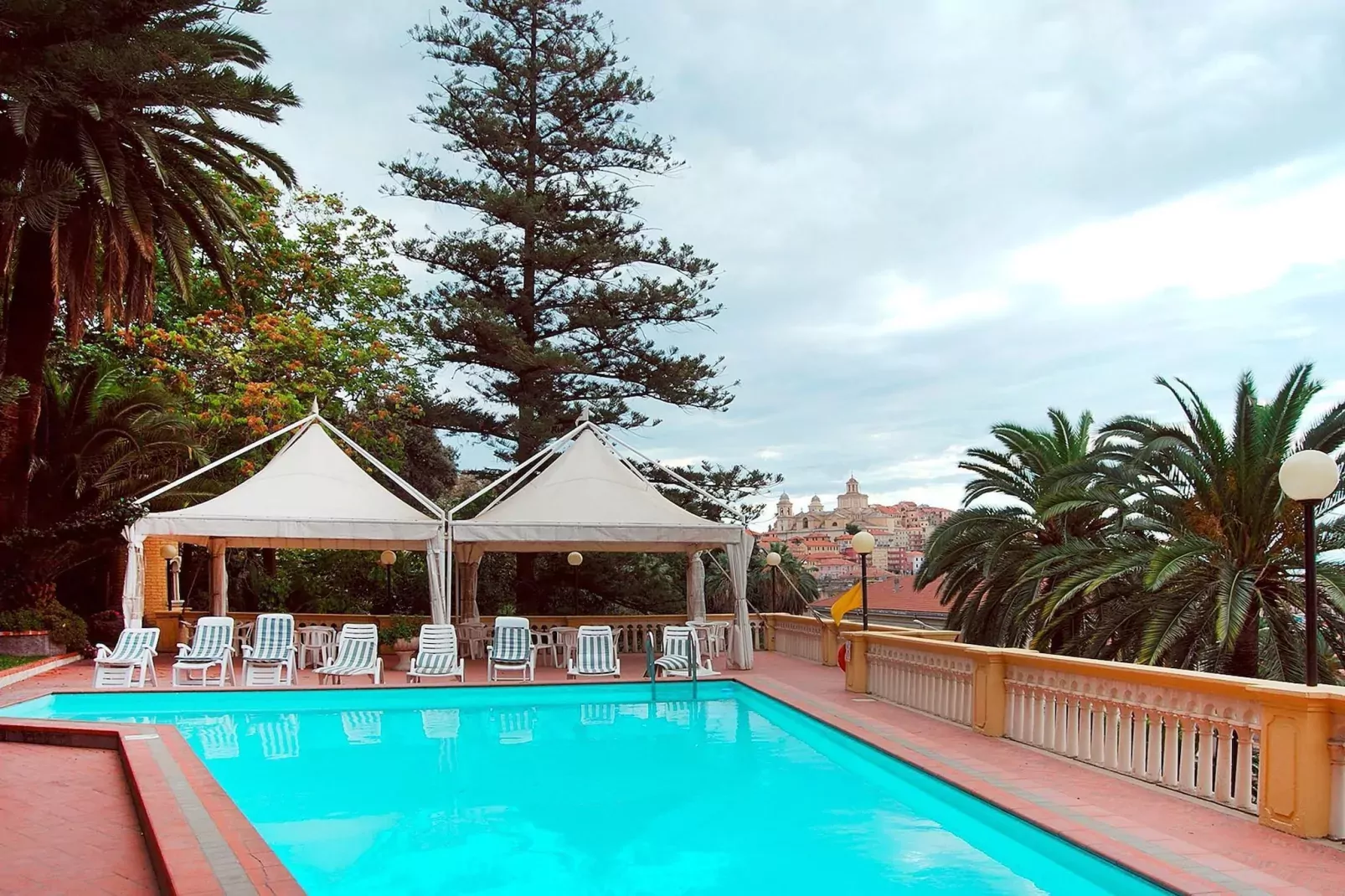 Residence Miramare Imperia - M4S / M4U / BX4-Zwembad