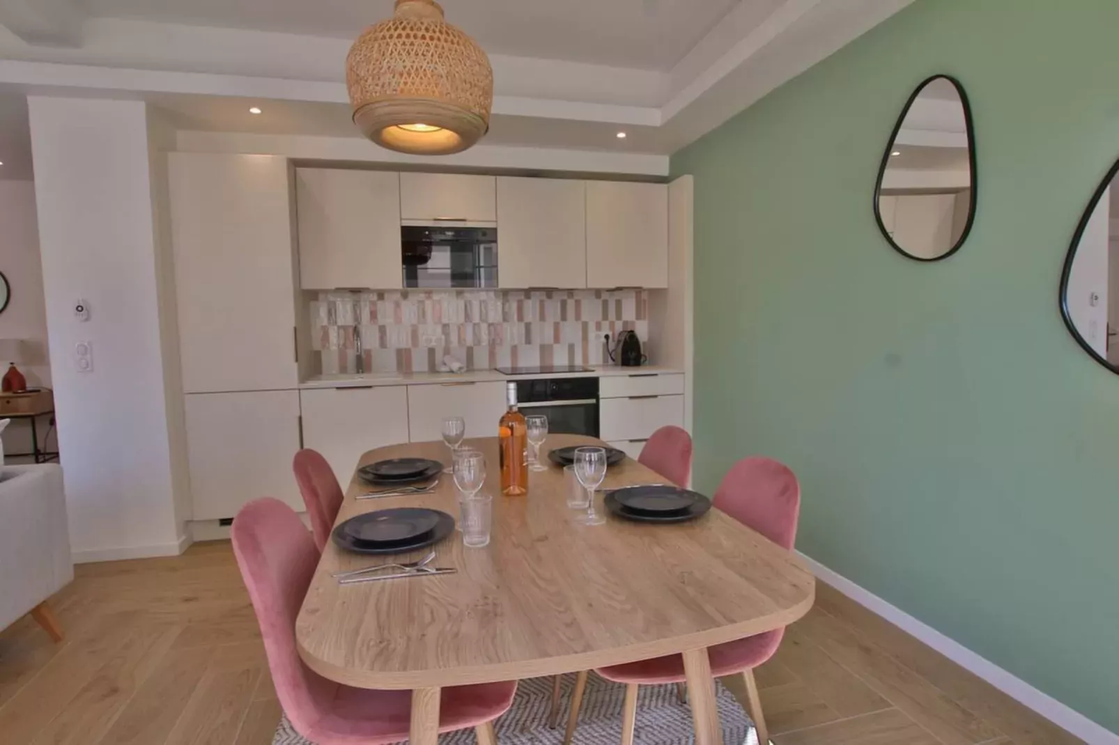 Appartement au Cœur du Centre-Ville d'Antibes-Eetkamer