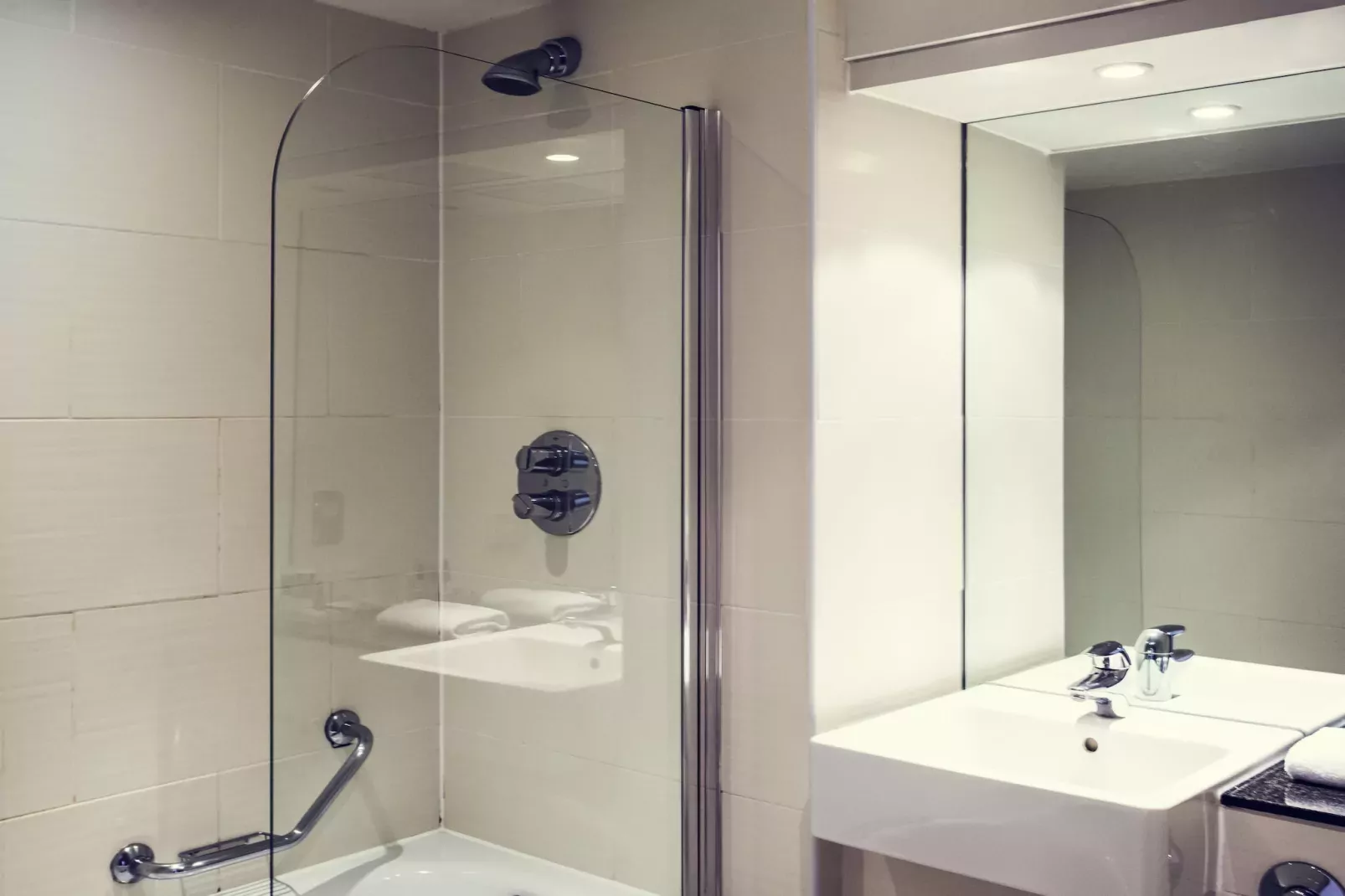 Classic double ex Mercure Walton-Badkamer