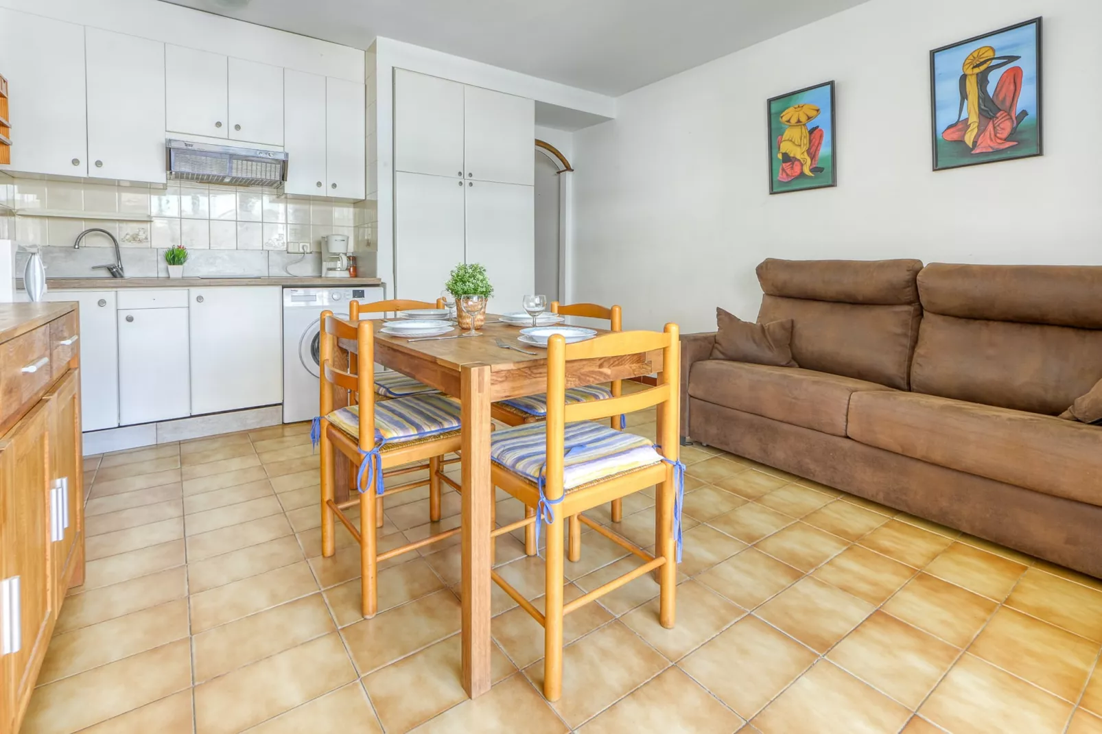 LA PLATJA  1F Roses-Woonkamer