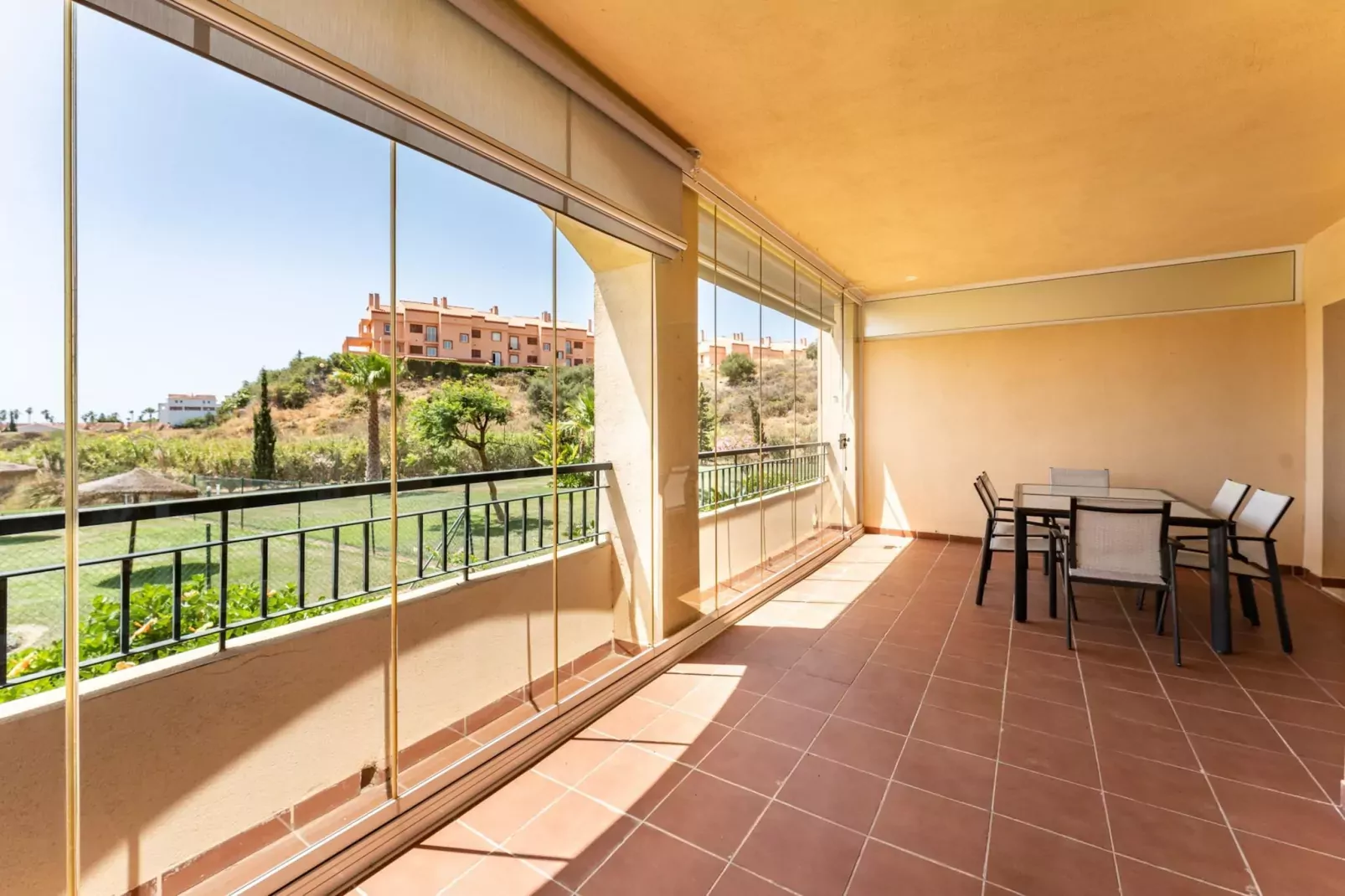 CT 317 - Faro's Playa Marina Apartment-Eetkamer