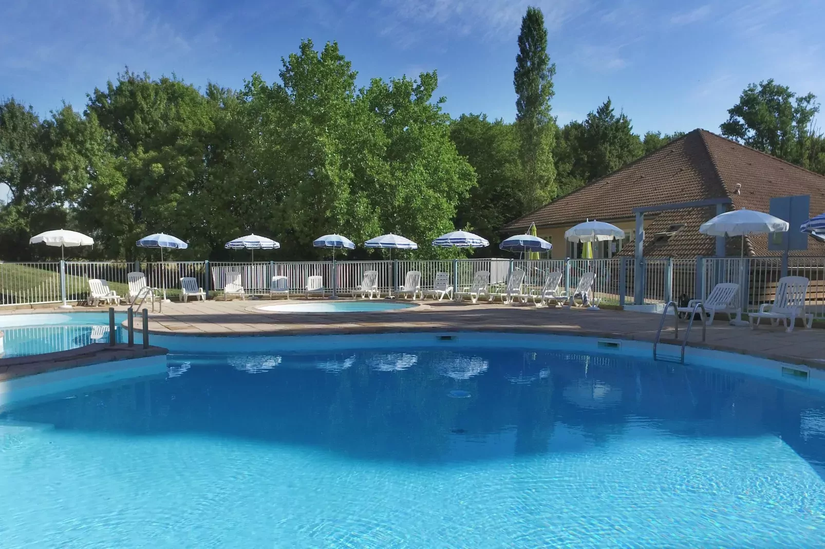Gîte 2 Pièces 4 Personnes//Semur-en-Auxois-Zwembad
