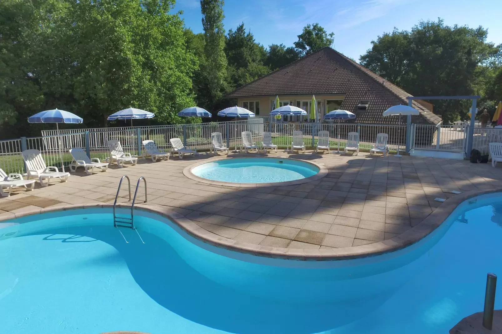 Gîte 2 Pièces 4 Personnes//Semur-en-Auxois-Zwembad