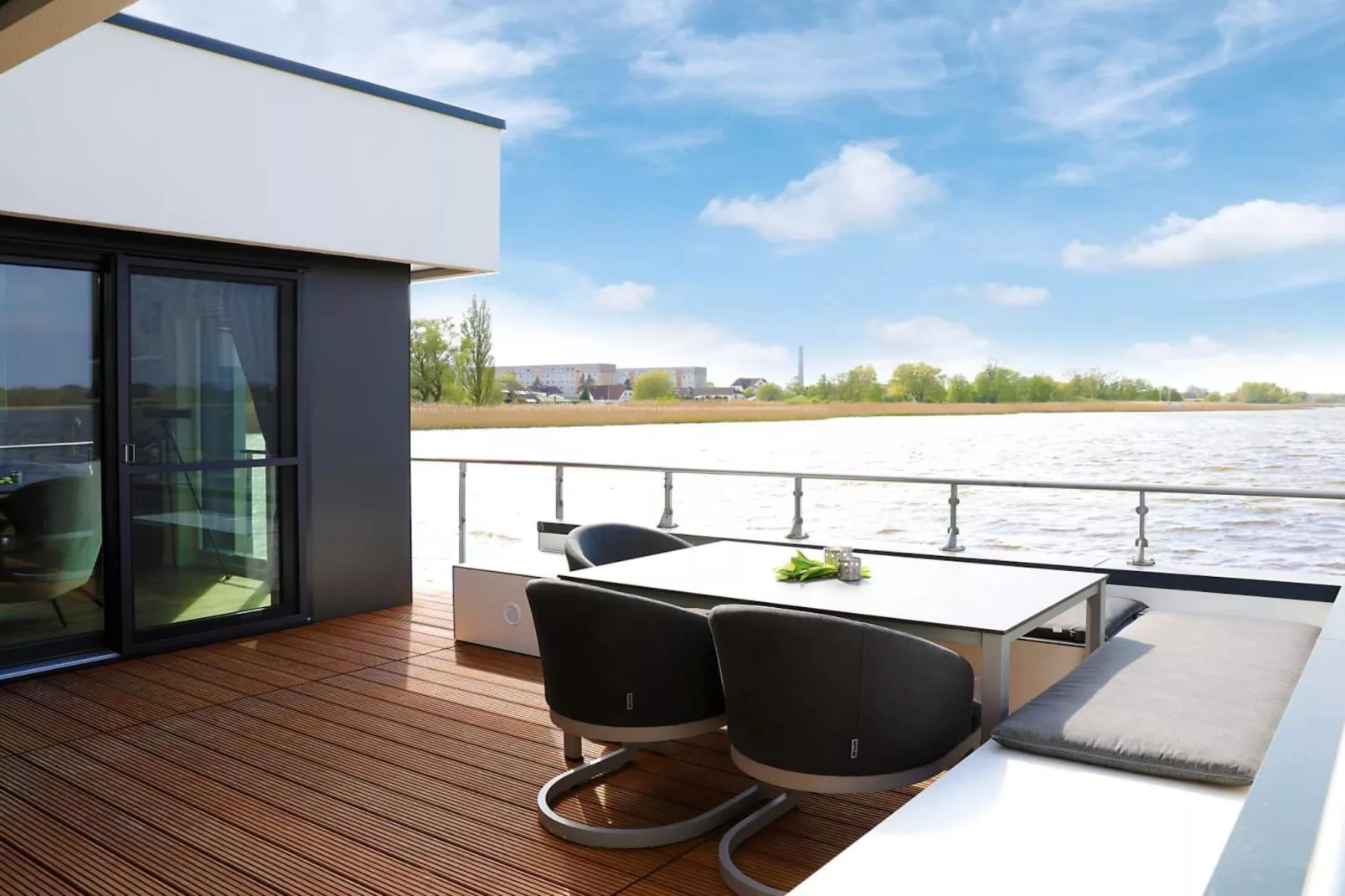 Hausboot in Ribnitz-Damgarten-Terrasbalkon