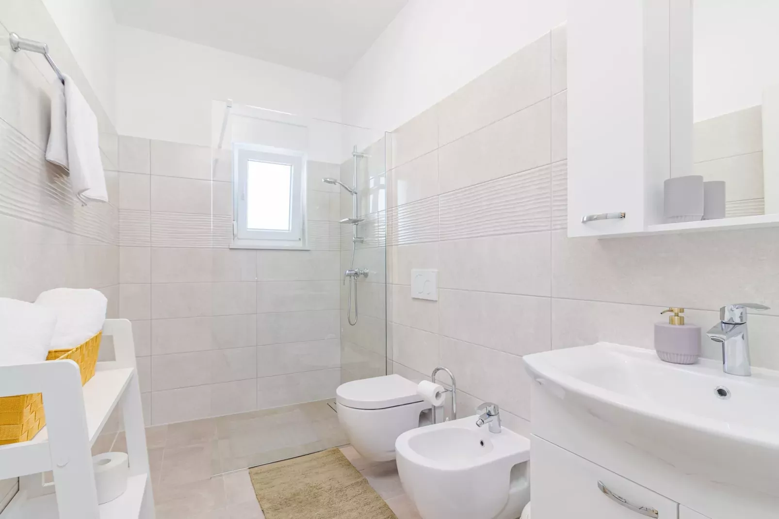 Salvia - Modern, Elegant Apartment (Rosemary)-Badkamer