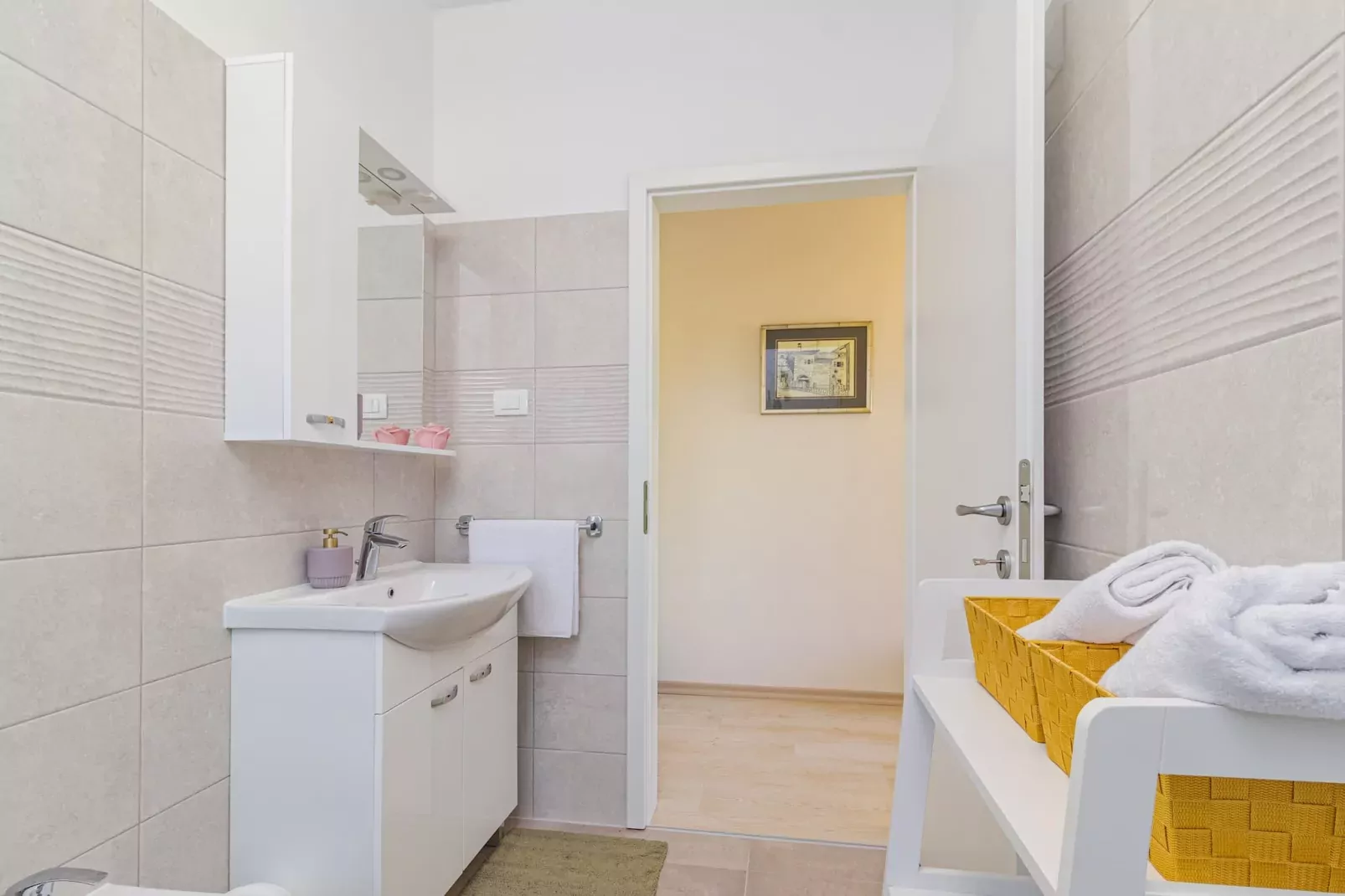 Salvia - Modern, Elegant Apartment (Rosemary)-Badkamer